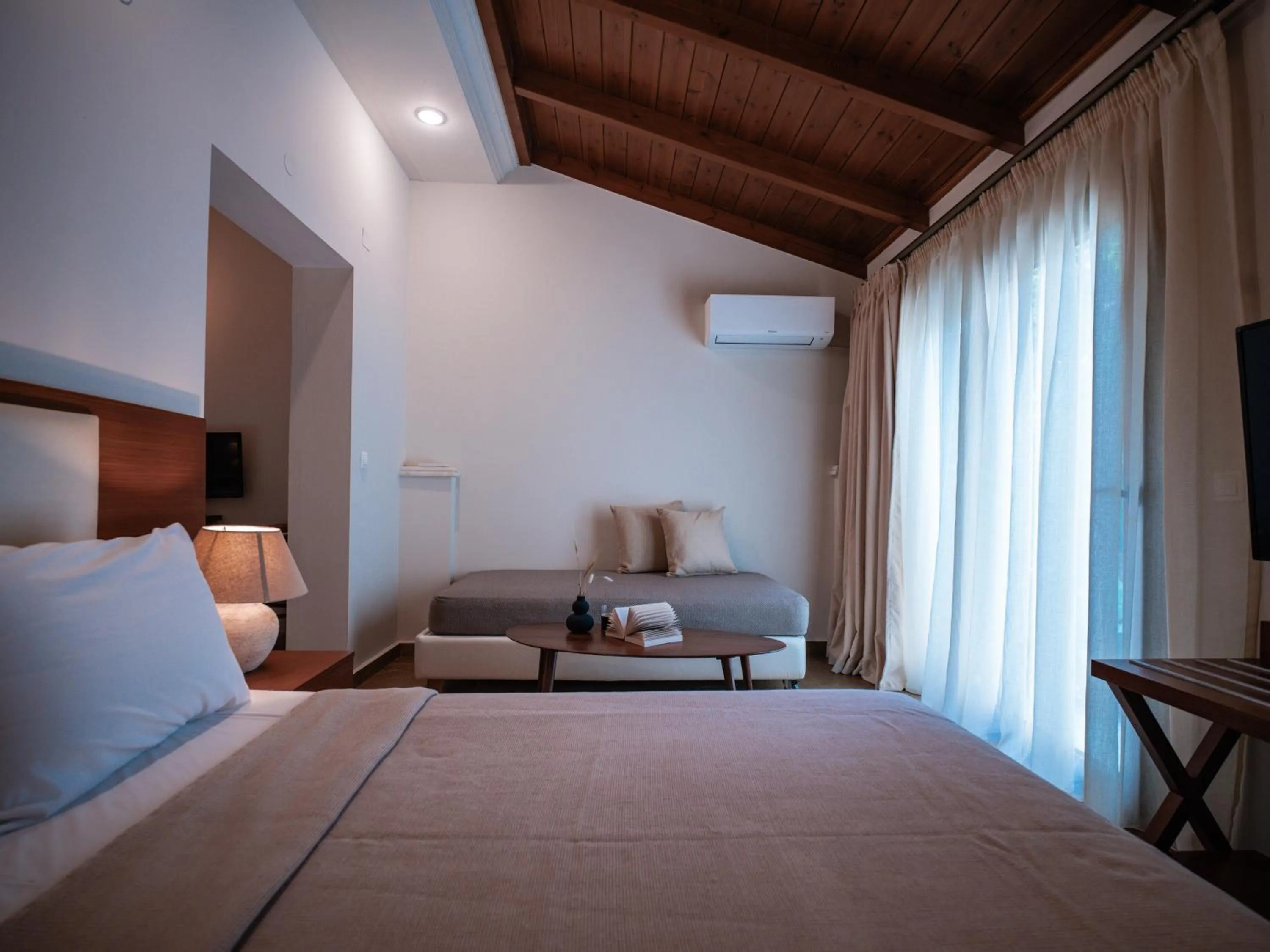 Bedroom, Bed in Dracos Hotel