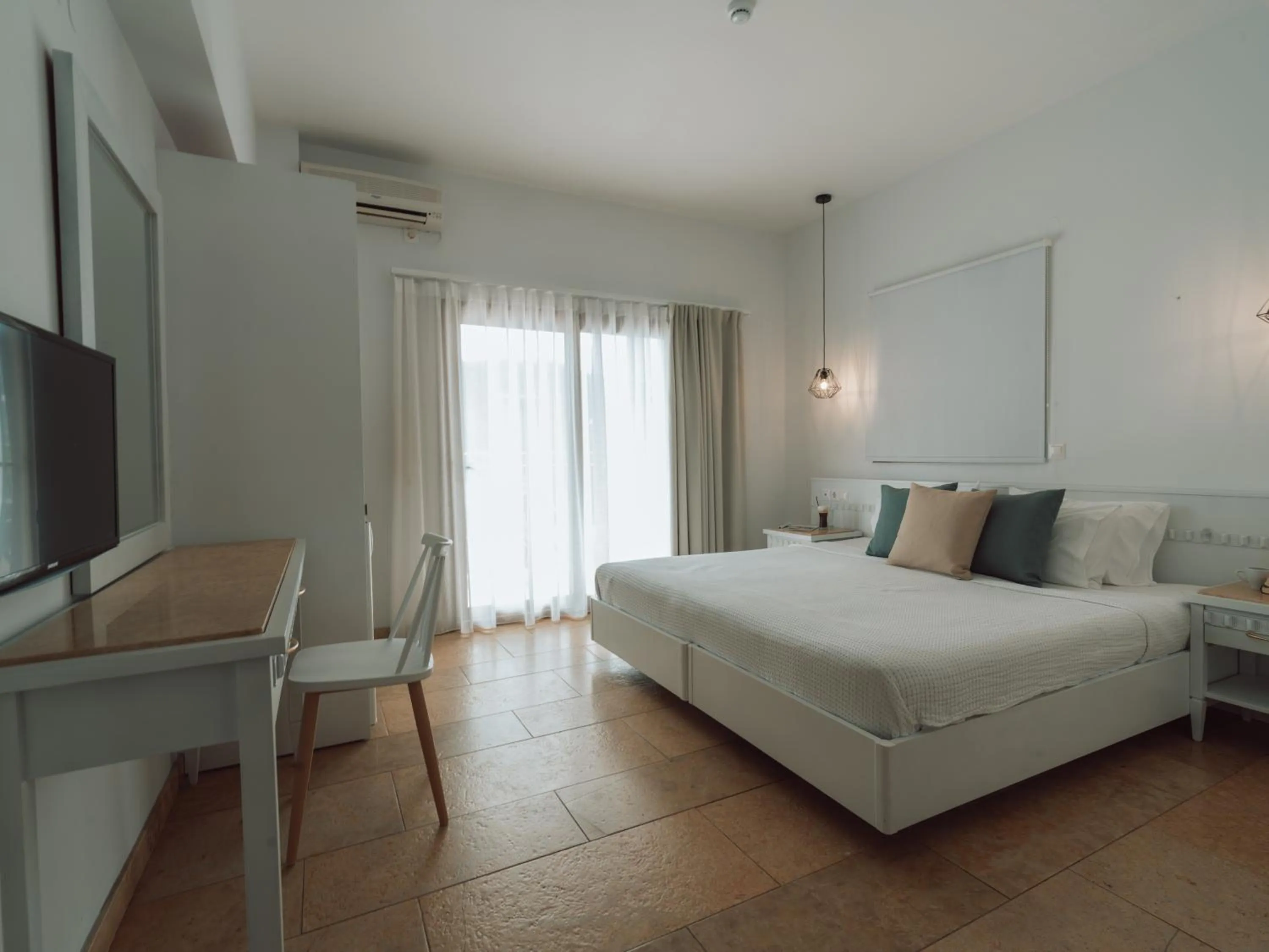 Bedroom, Bed in Dracos Hotel