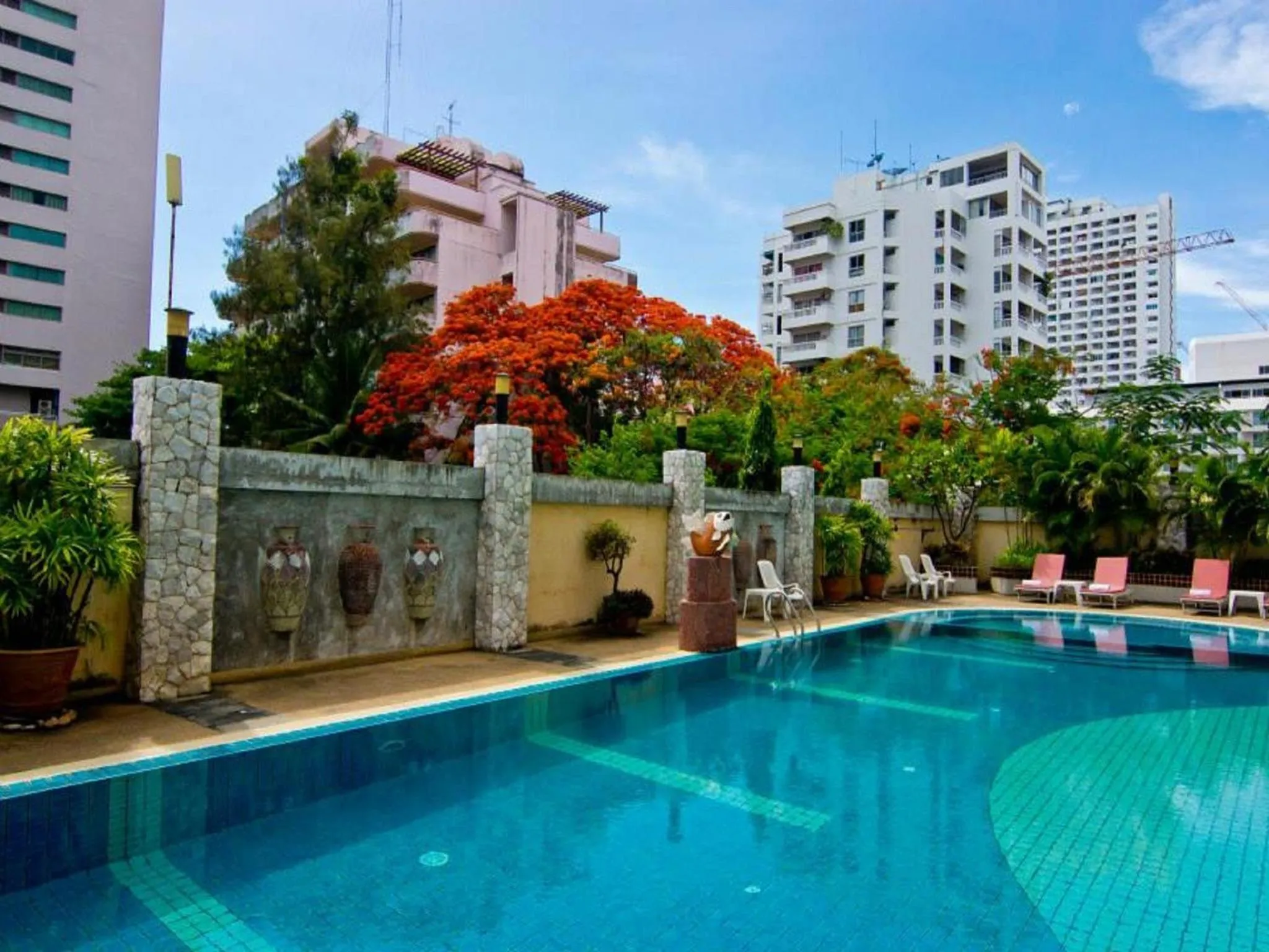 Swimming pool in Best Beach Villa