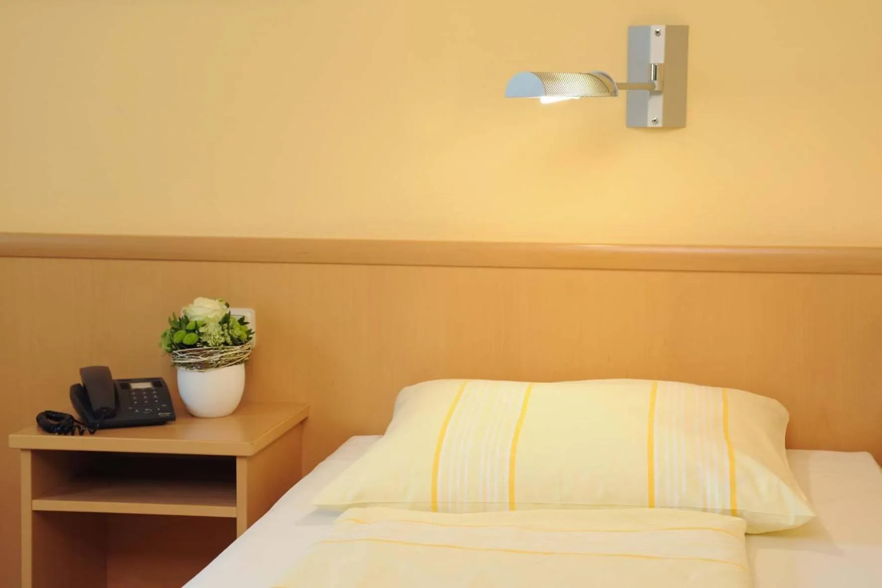 Bed in Hotel & Restaurant Hugenottengarten