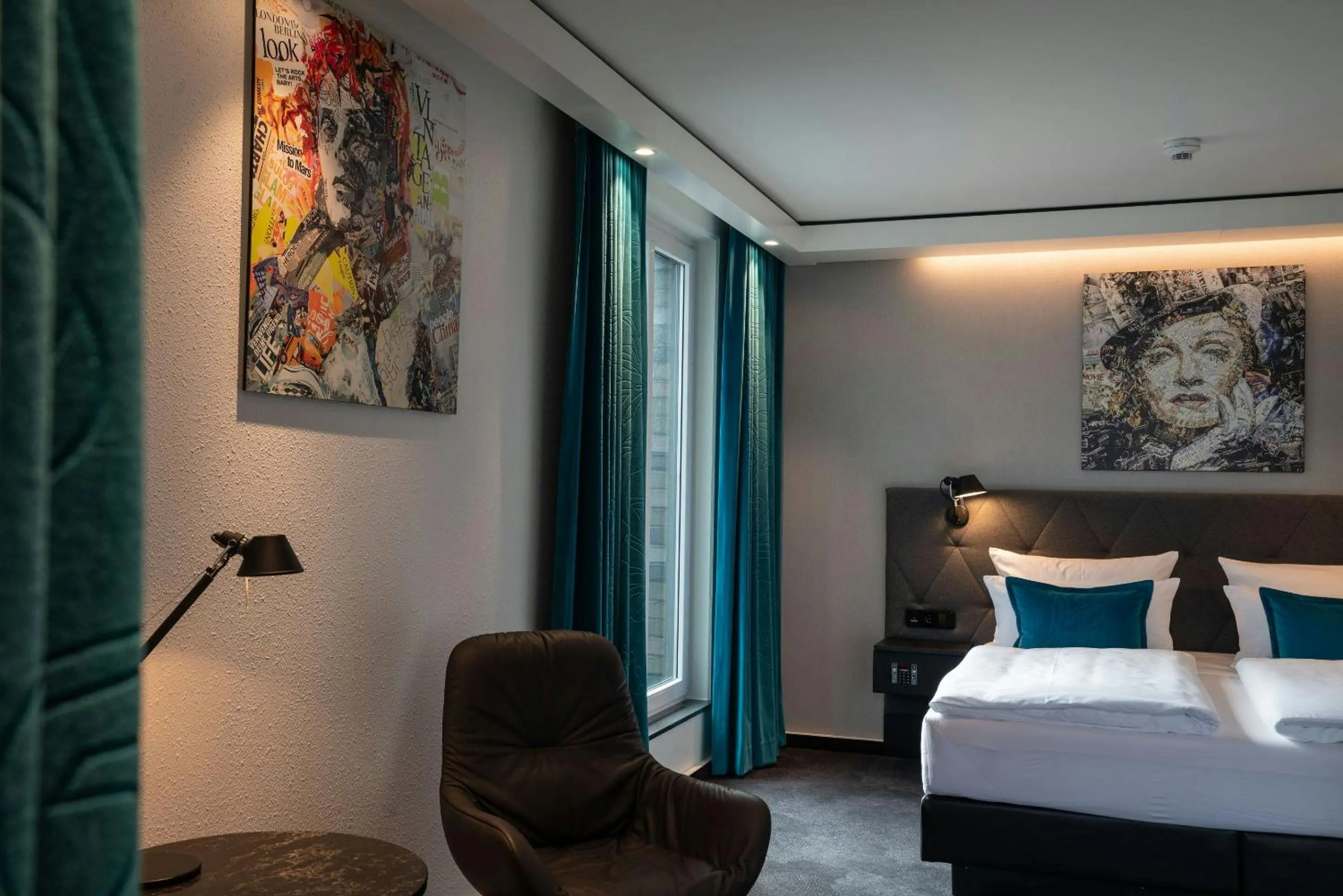 Photo of the whole room, Bed in Motel One Berlin-Spittelmarkt