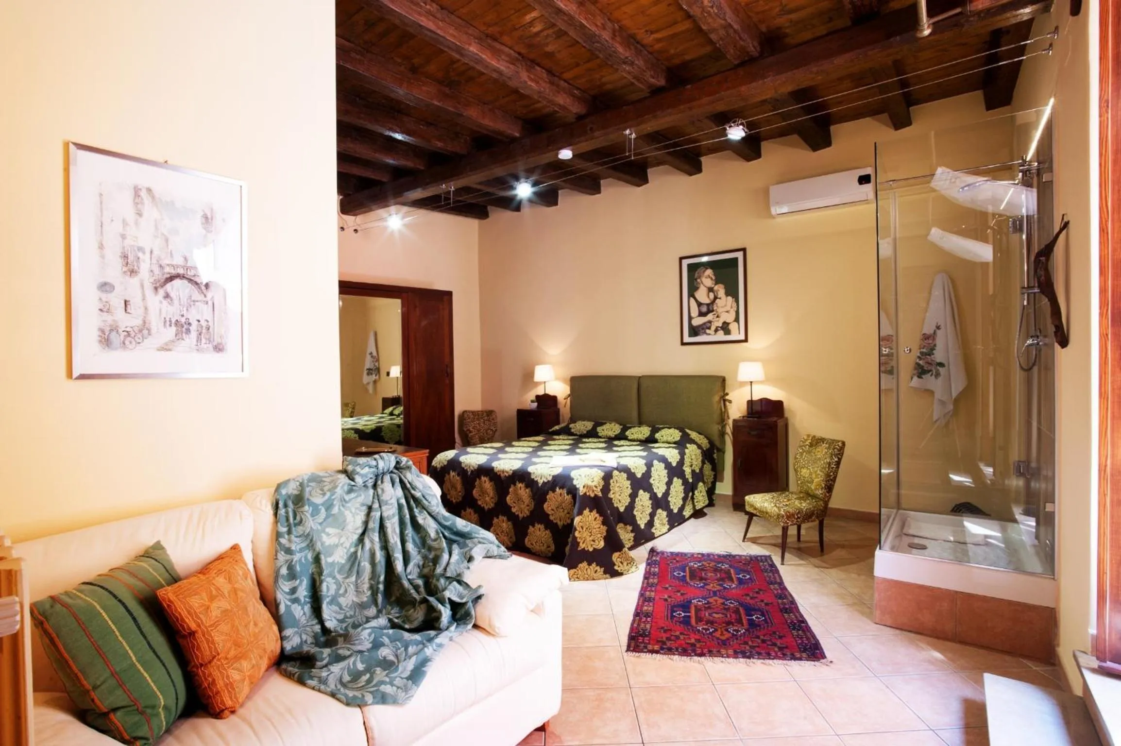 Photo of the whole room in VinsLounge Suite