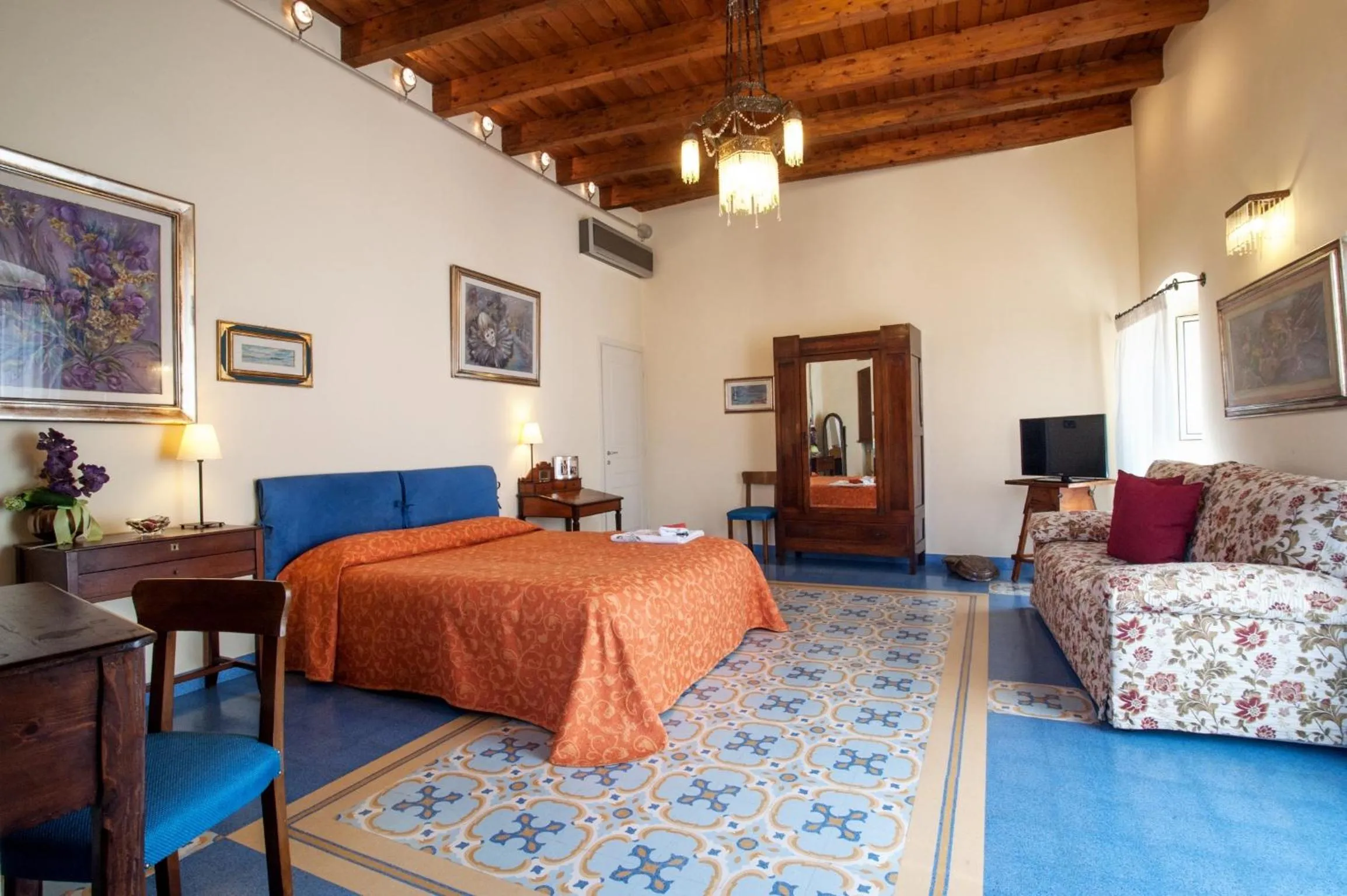 Photo of the whole room, Bed in VinsLounge Suite