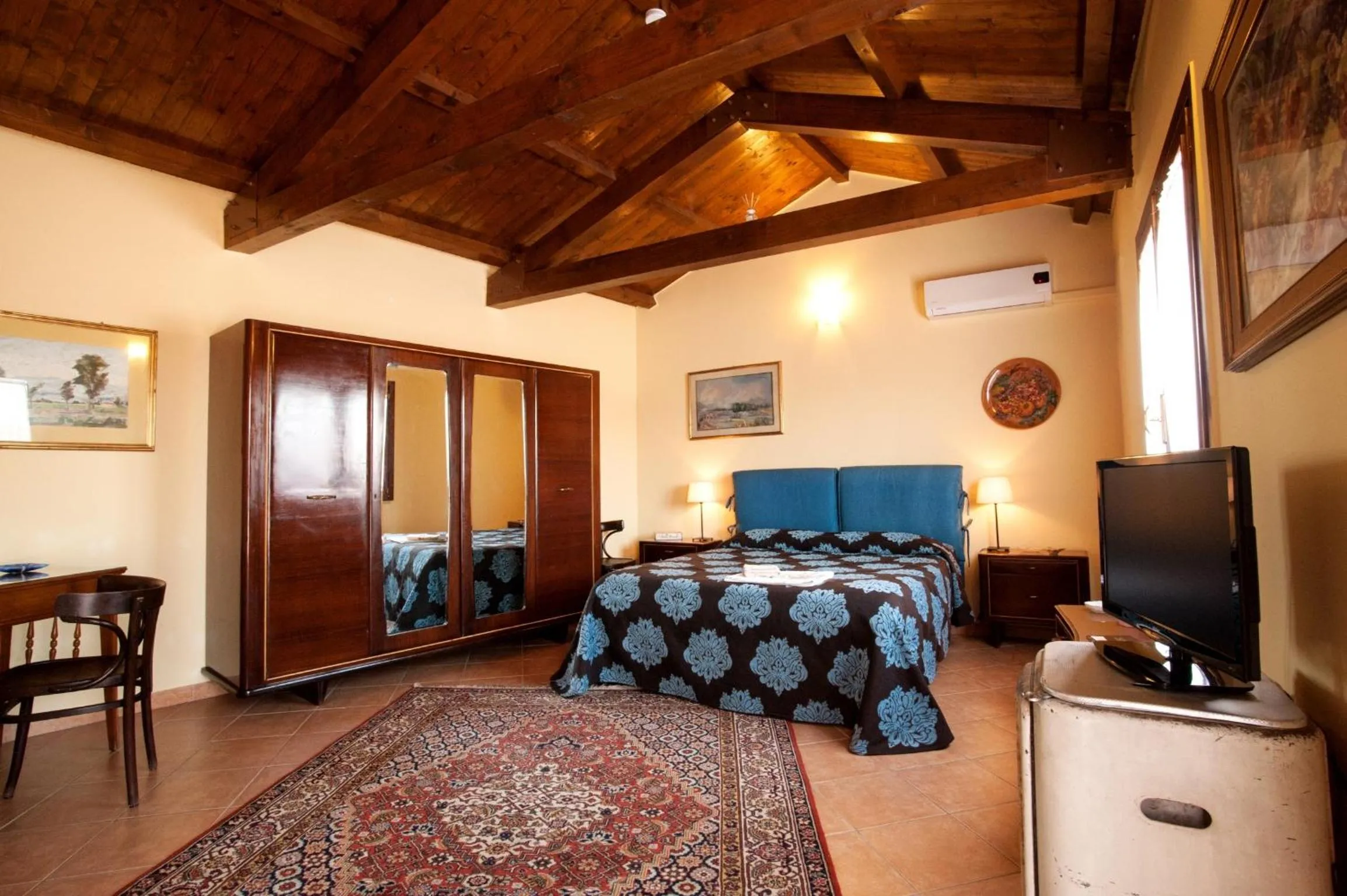 Photo of the whole room, Bed in VinsLounge Suite