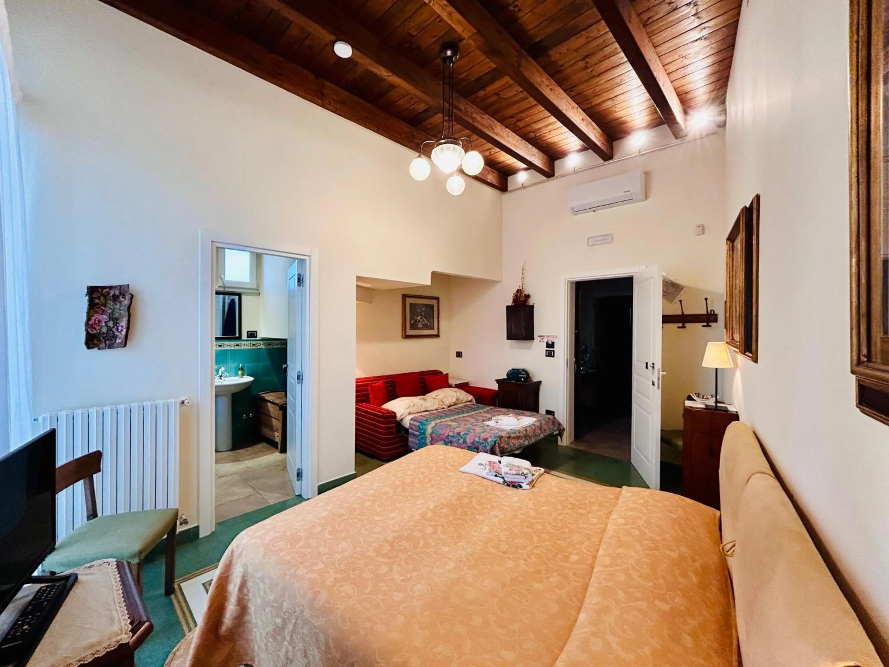 Bed in VinsLounge Suite