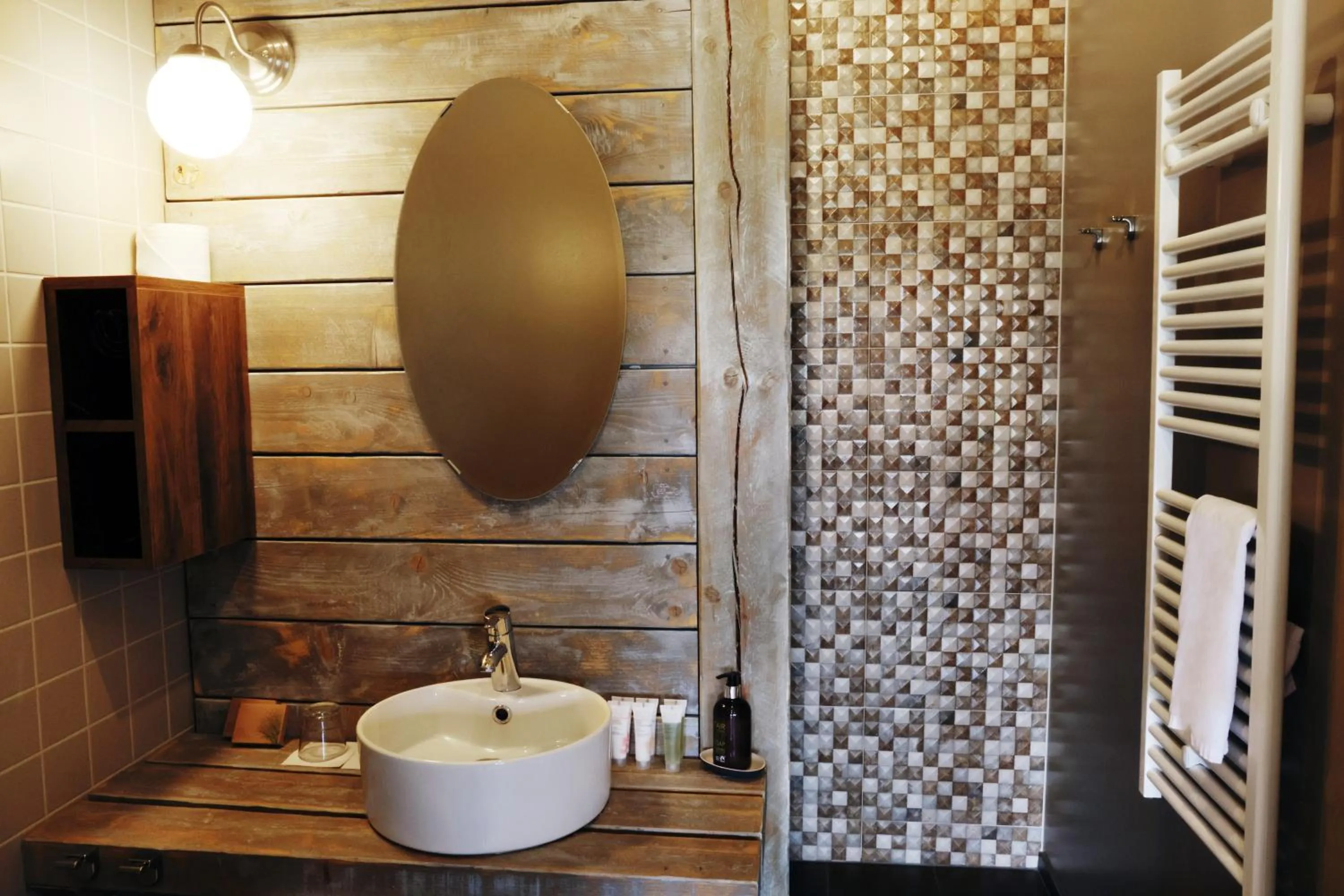 Shower in Fosshotel Hellnar