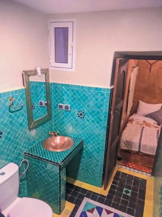 Shower, Bed in Kasbah Assafar