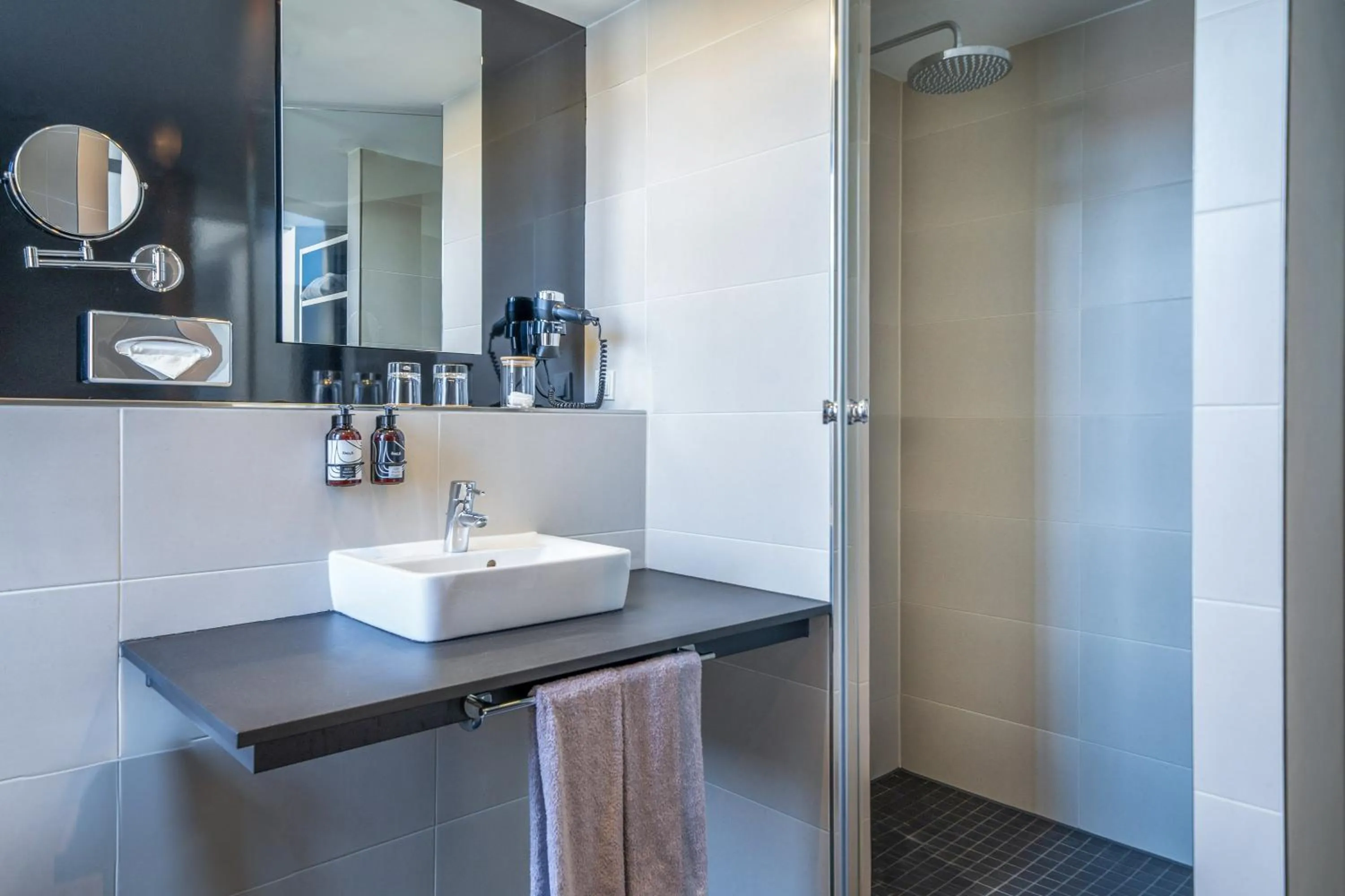 Bathroom in INNSiDE by Meliá Berlin Mitte