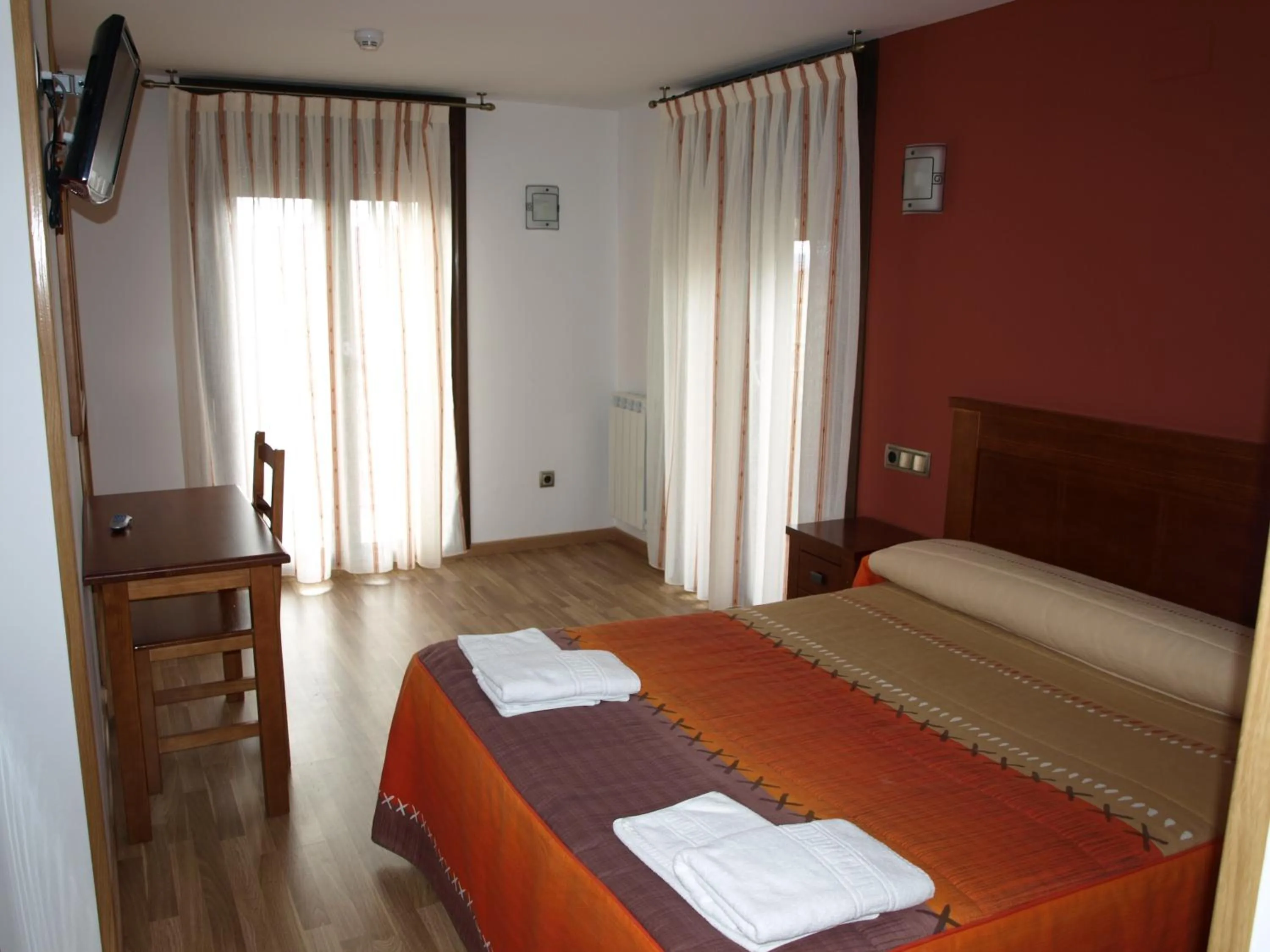 Photo of the whole room, Bed in El Churrón