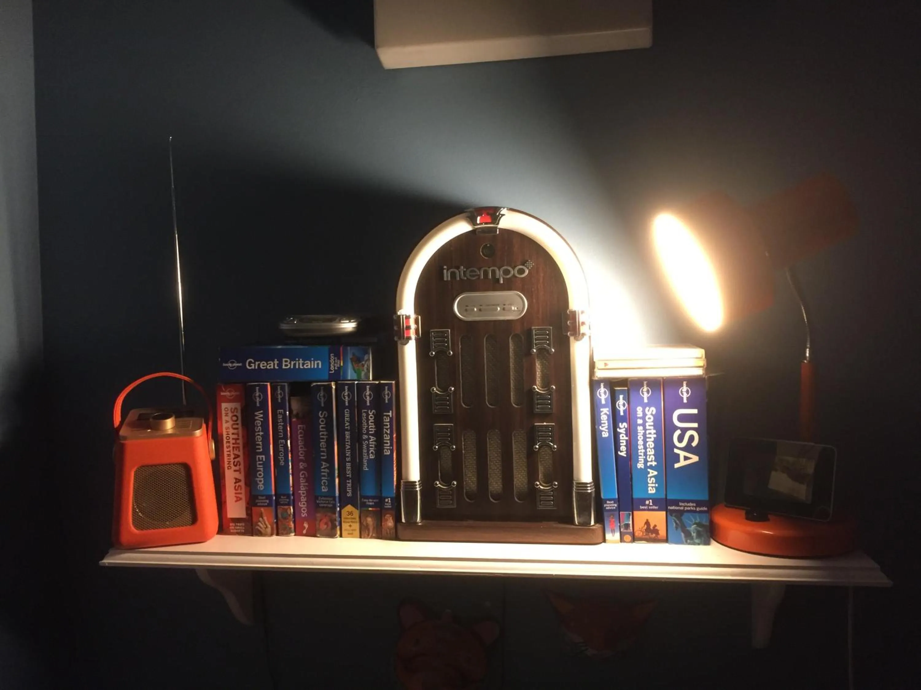 Communal lounge/ TV room in Hull Trinity Backpackers