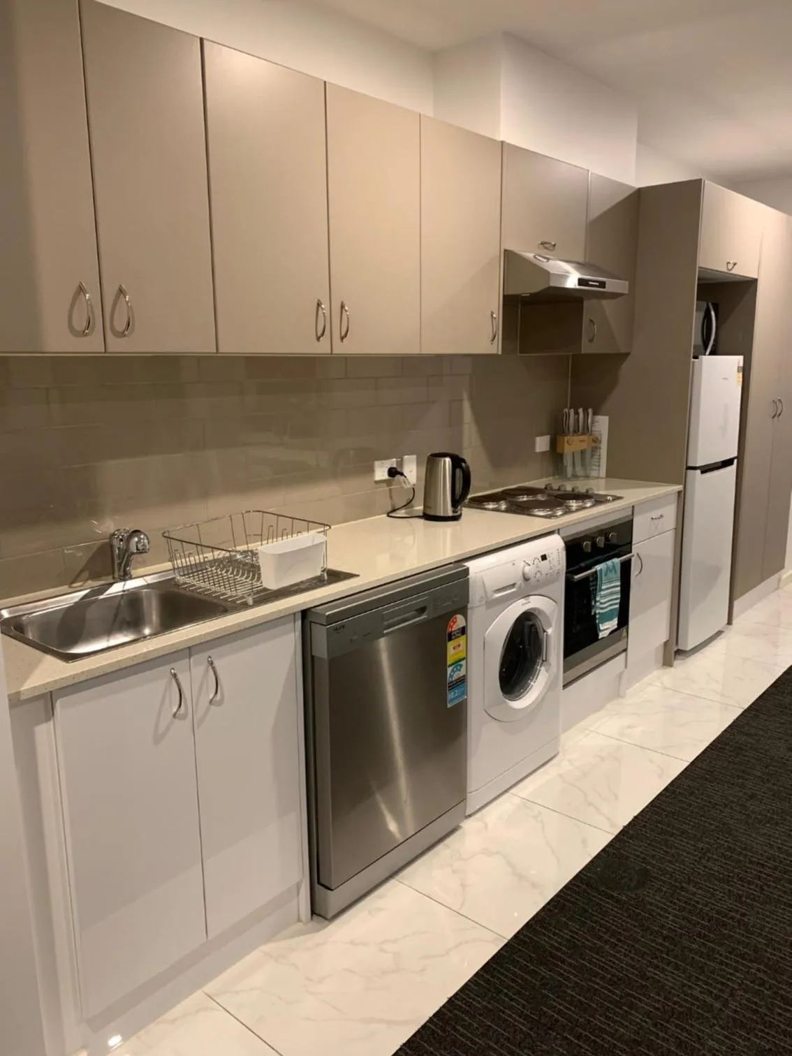 Kitchen or kitchenette in The Palms Apartments