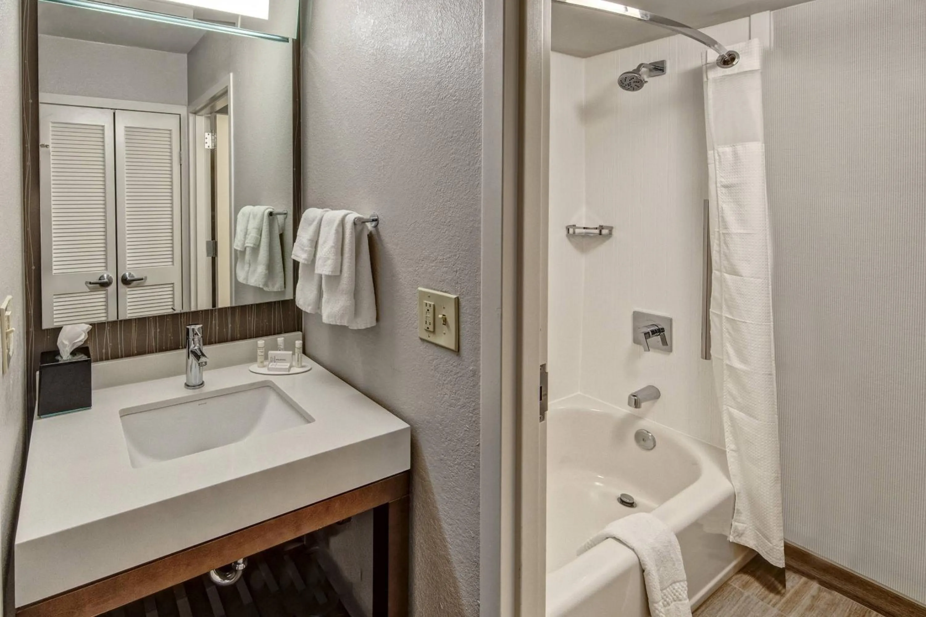 Bathroom in Courtyard by Marriott Nashville Vanderbilt West End