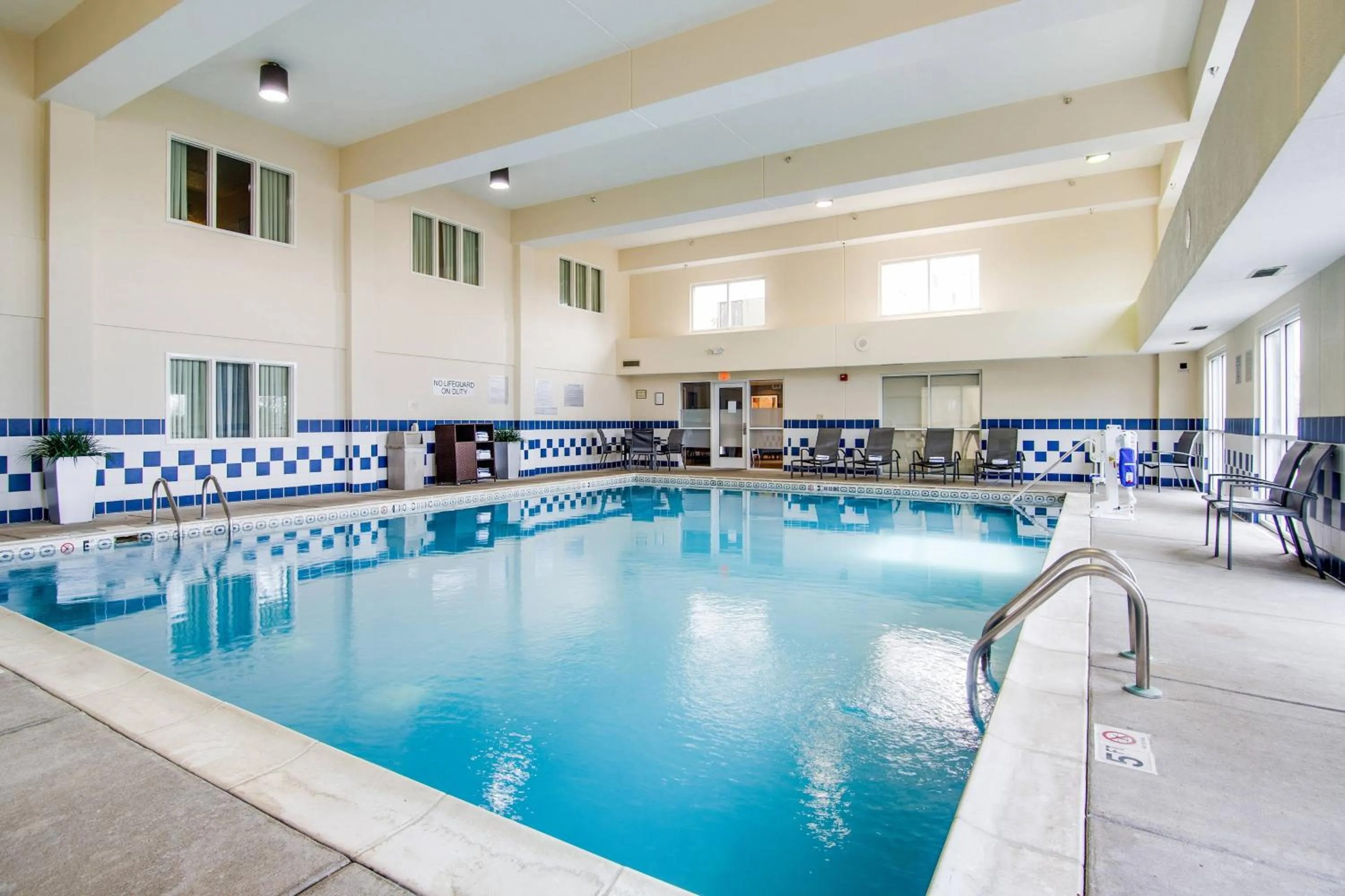 Swimming pool in Fairfield Inn & Suites by Marriott Nashville at Opryland