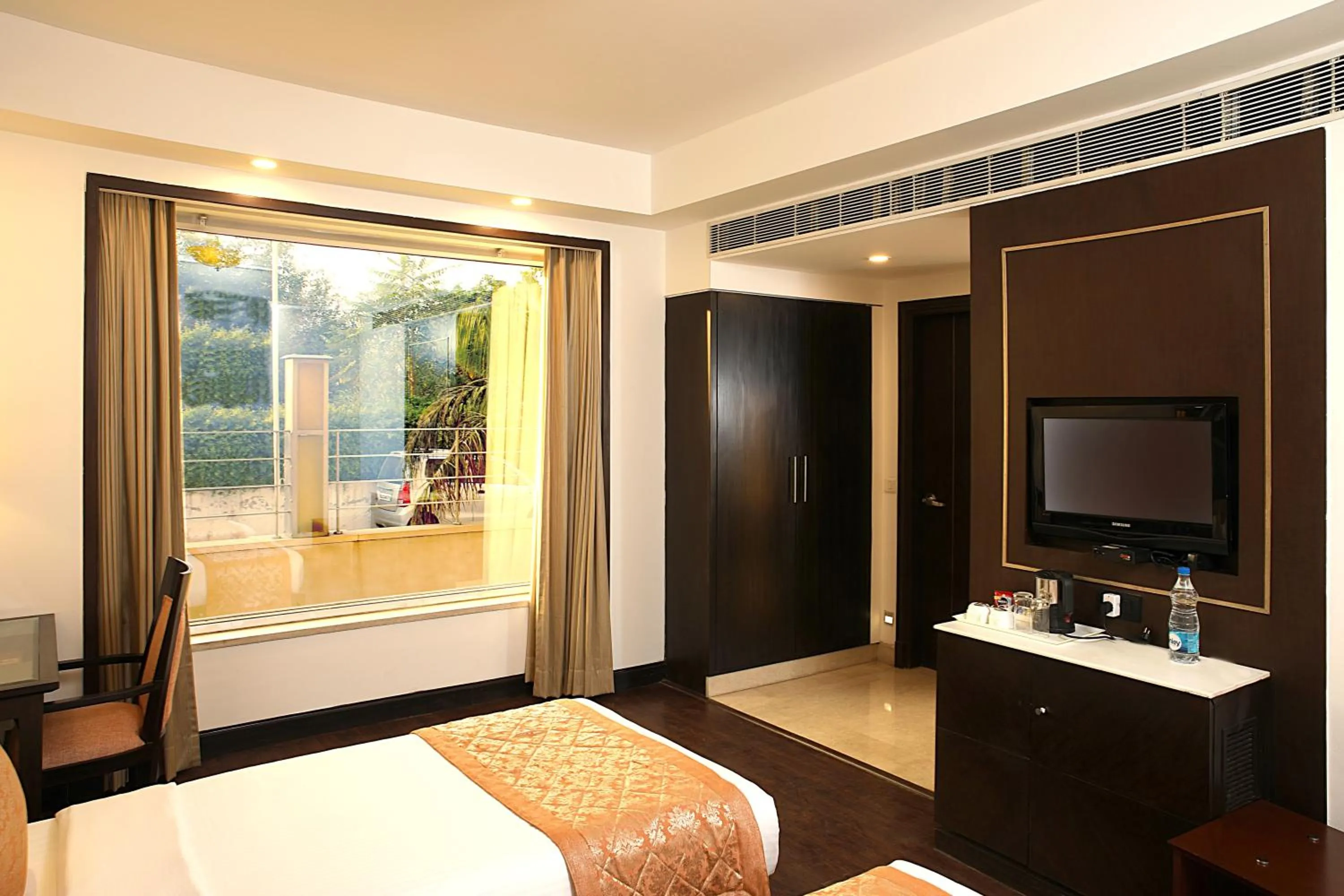 TV and multimedia in Inde Hotel Huda City Centre Vista Woods, Gurgaon