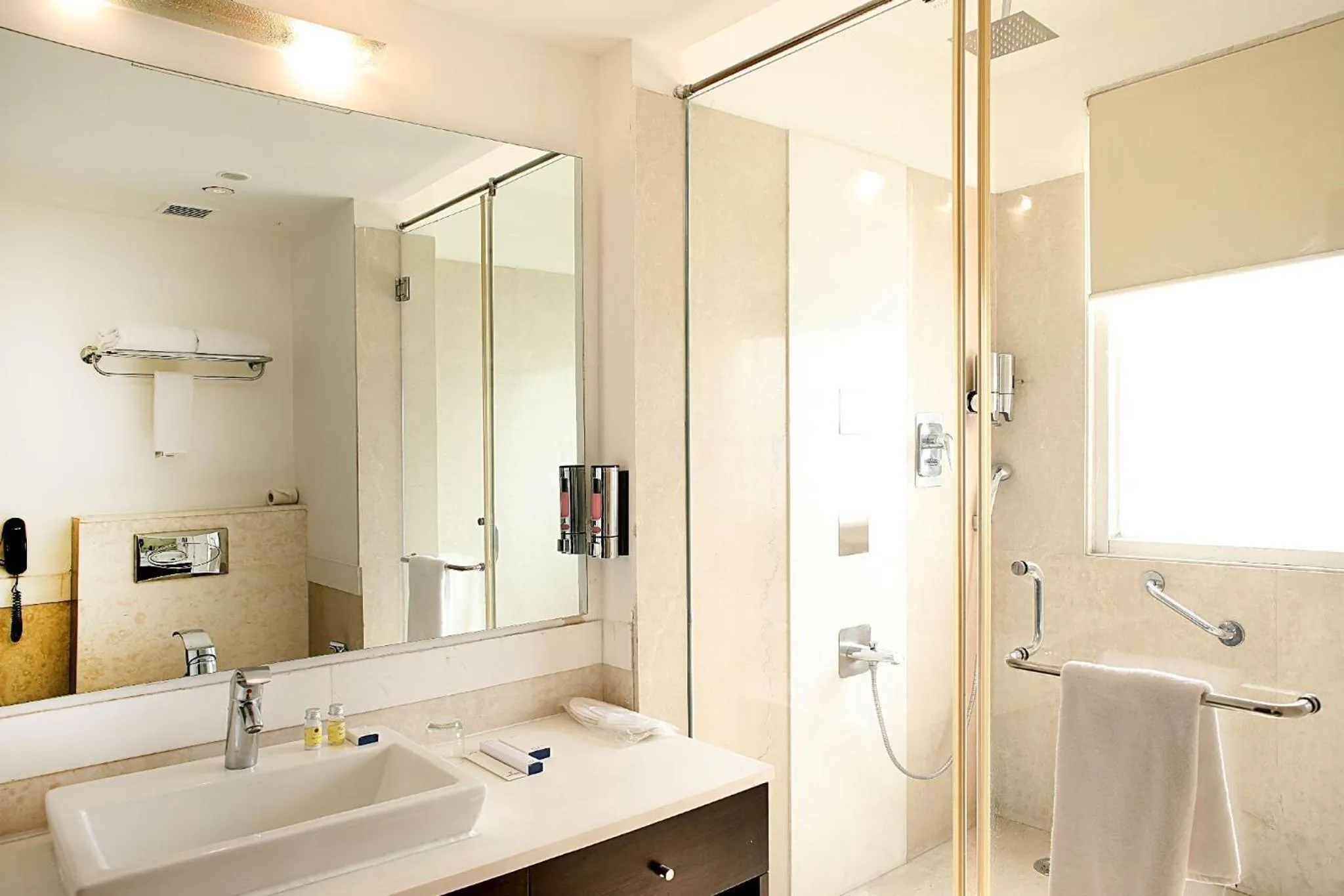 Bathroom in Inde Hotel Huda City Centre Vista Woods, Gurgaon