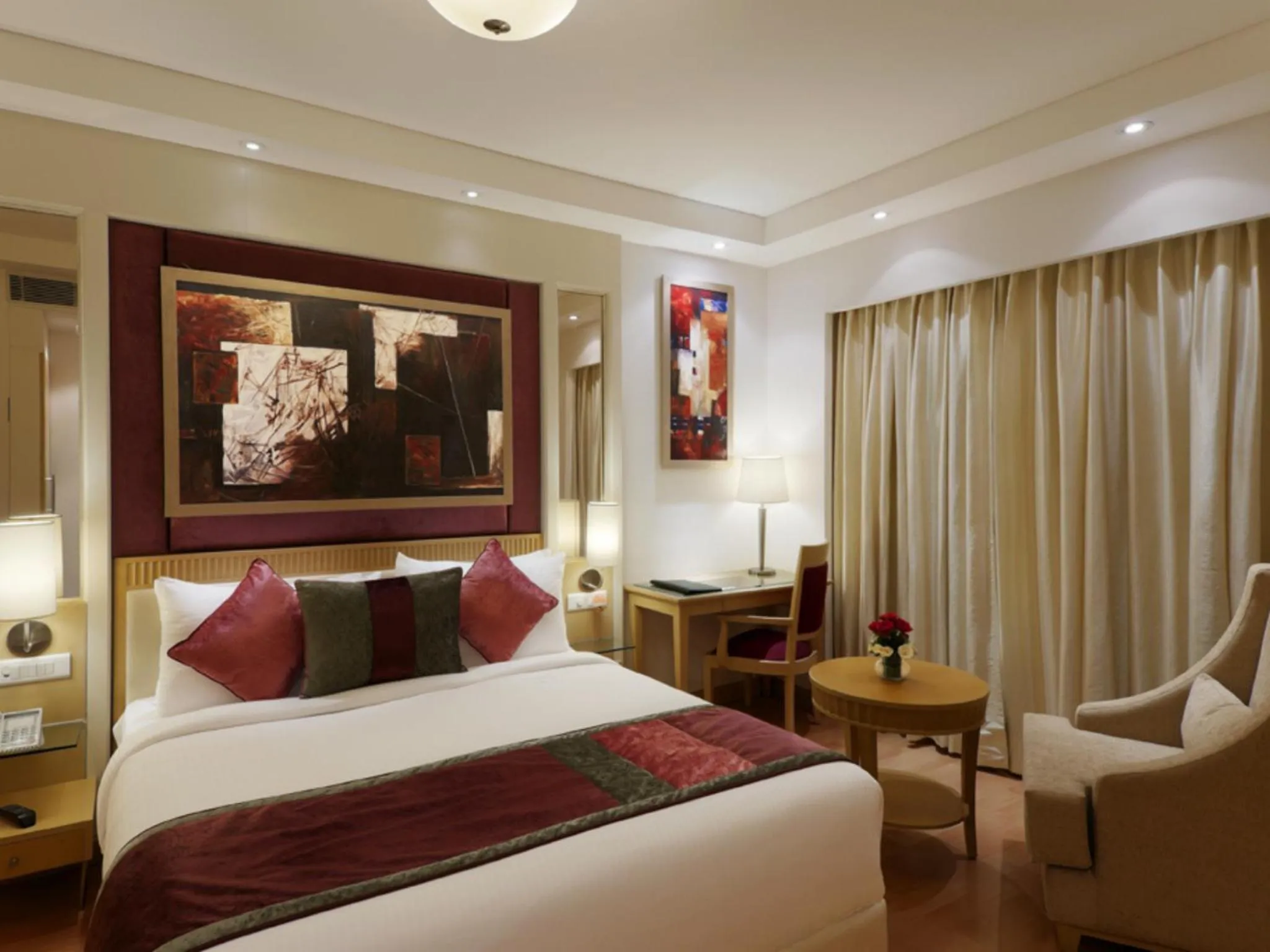Bed in Inde Hotel Huda City Centre Vista Woods, Gurgaon