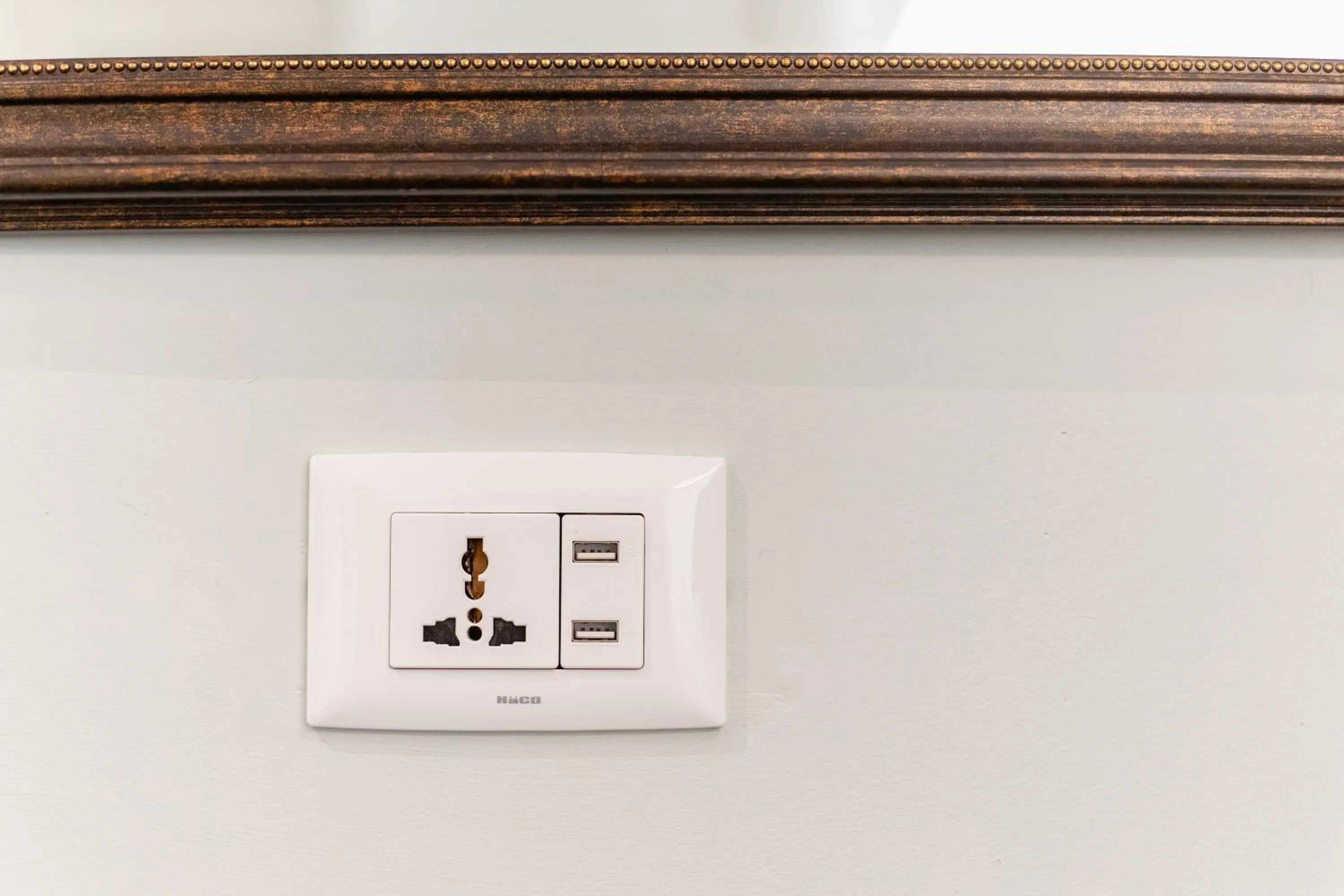 TV and multimedia in Siam Tharadol