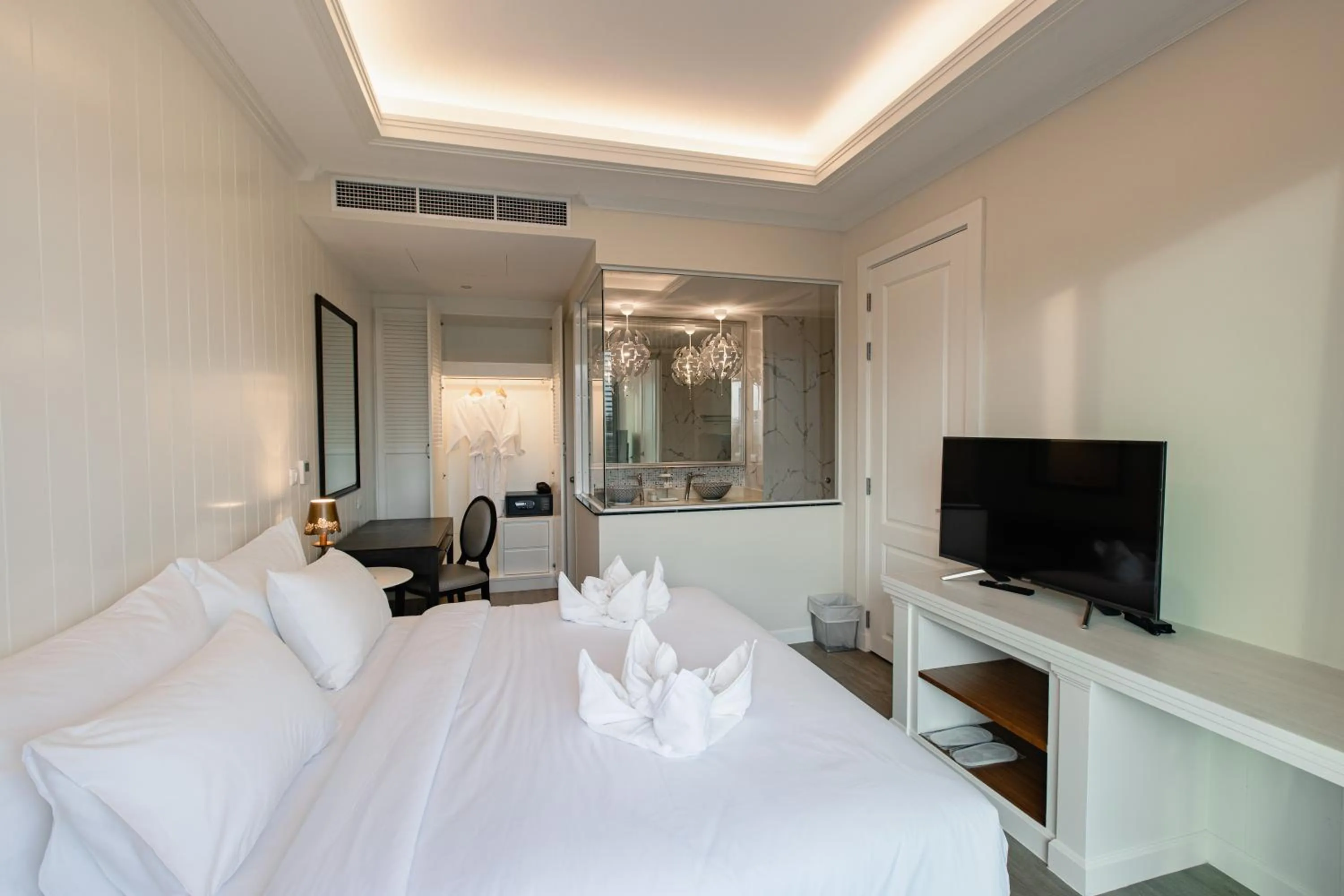 Photo of the whole room, Bed in Siam Tharadol