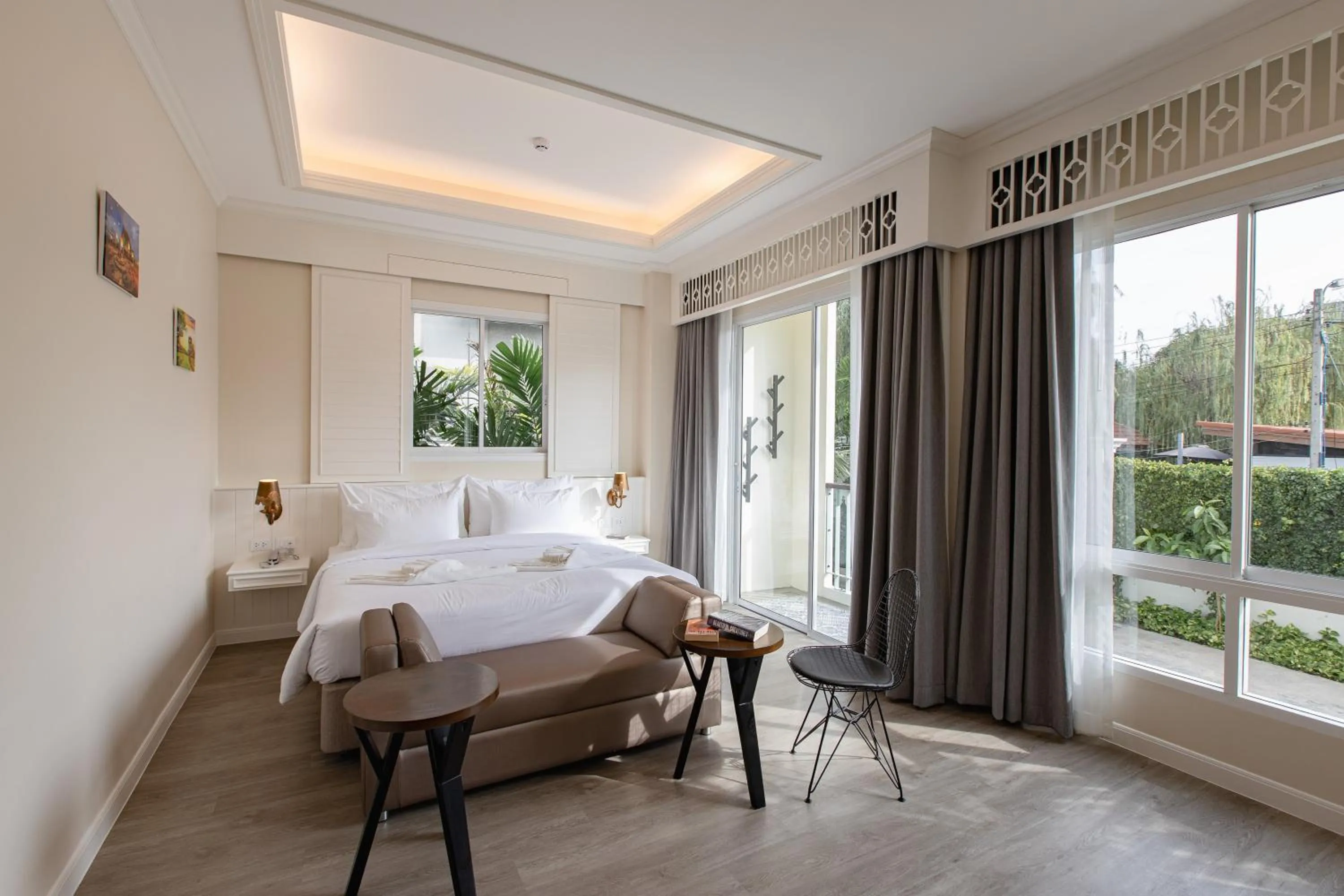 Photo of the whole room, Bed in Siam Tharadol