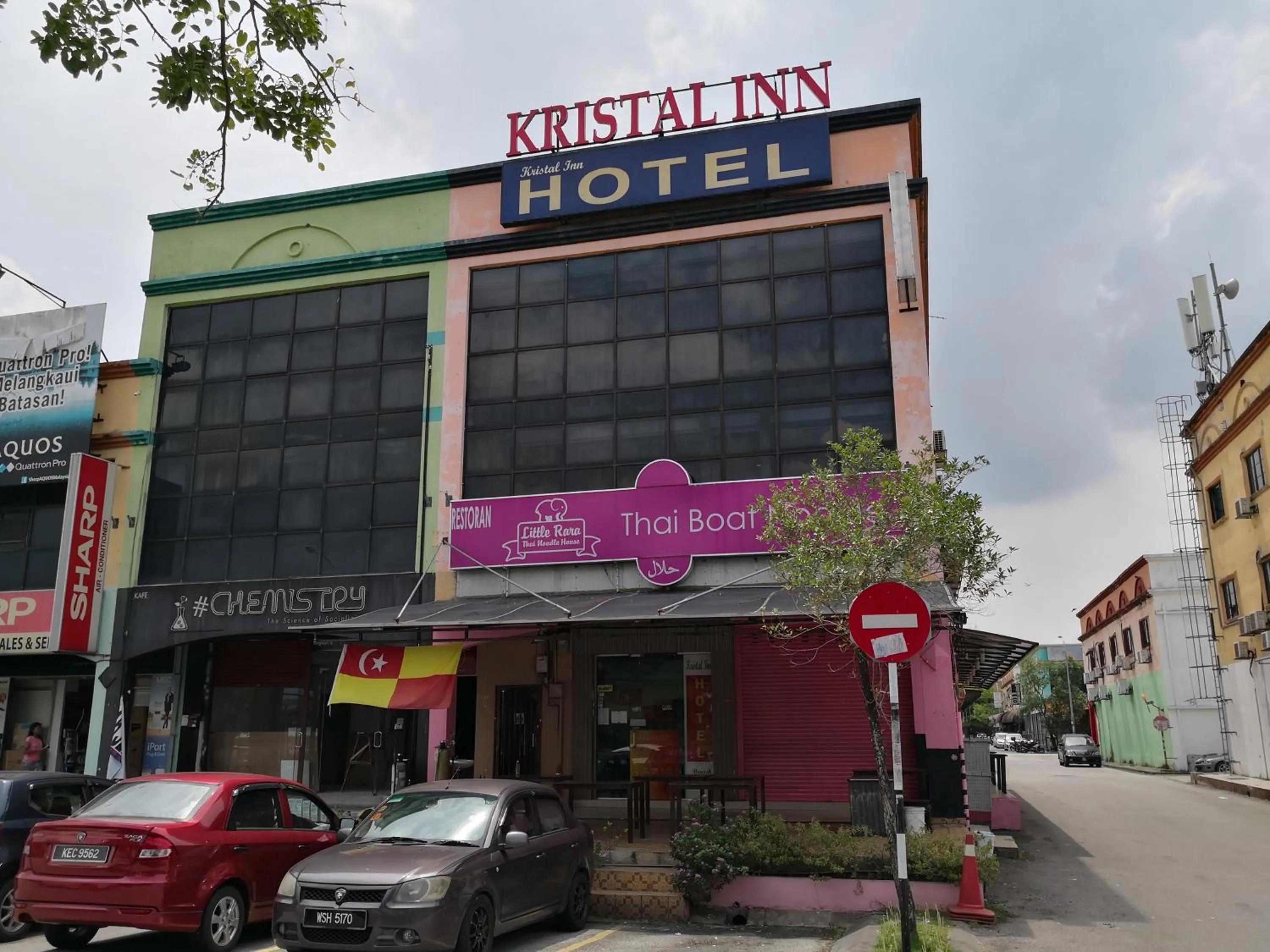 Facade/entrance in Kristal Inn Hotel Shah Alam 2