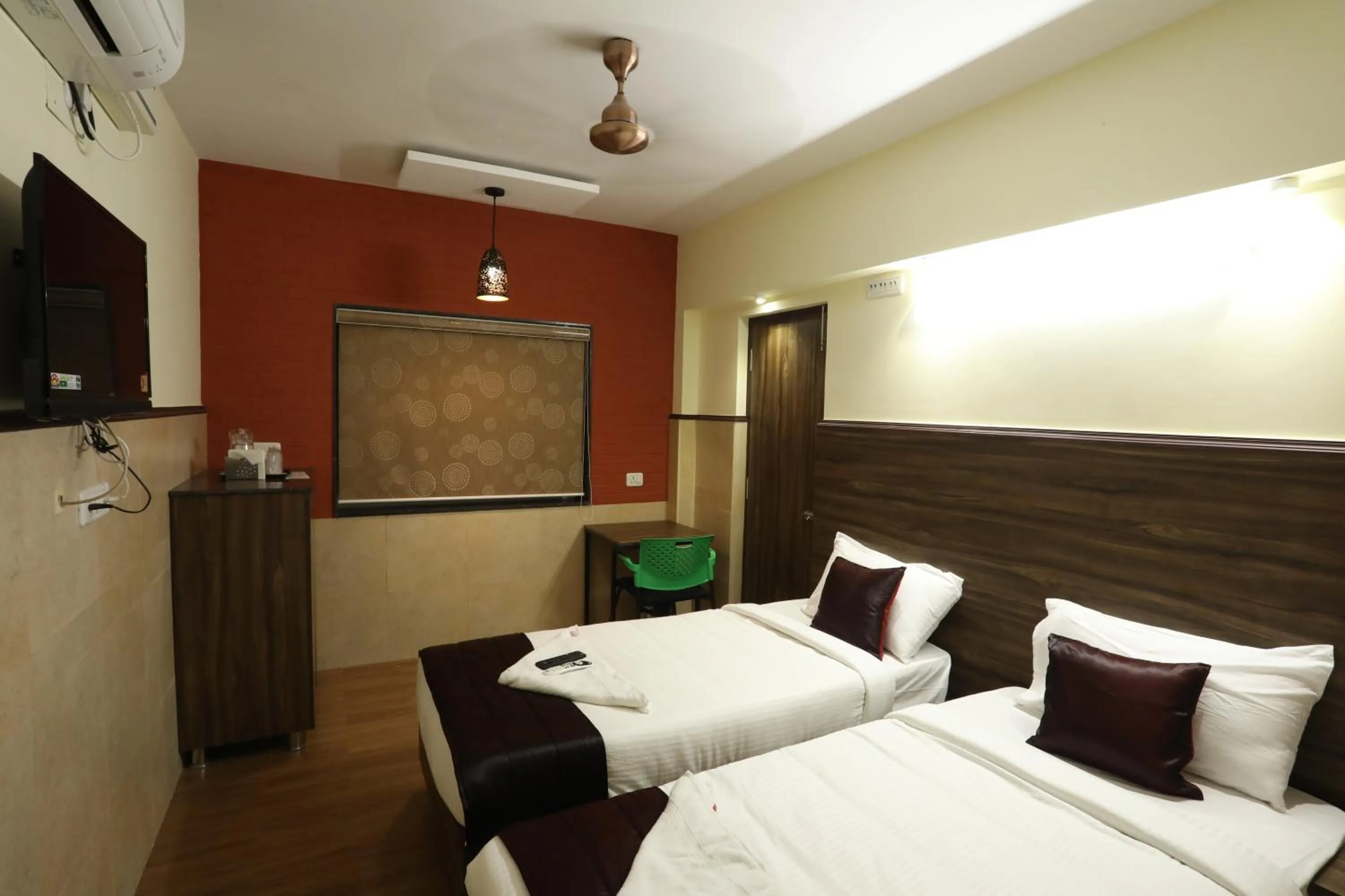 Photo of the whole room, Bed in Season 4 Residences - Nungambakkam Near US consulate, Apollo Hospital, Shankar Nethralaya