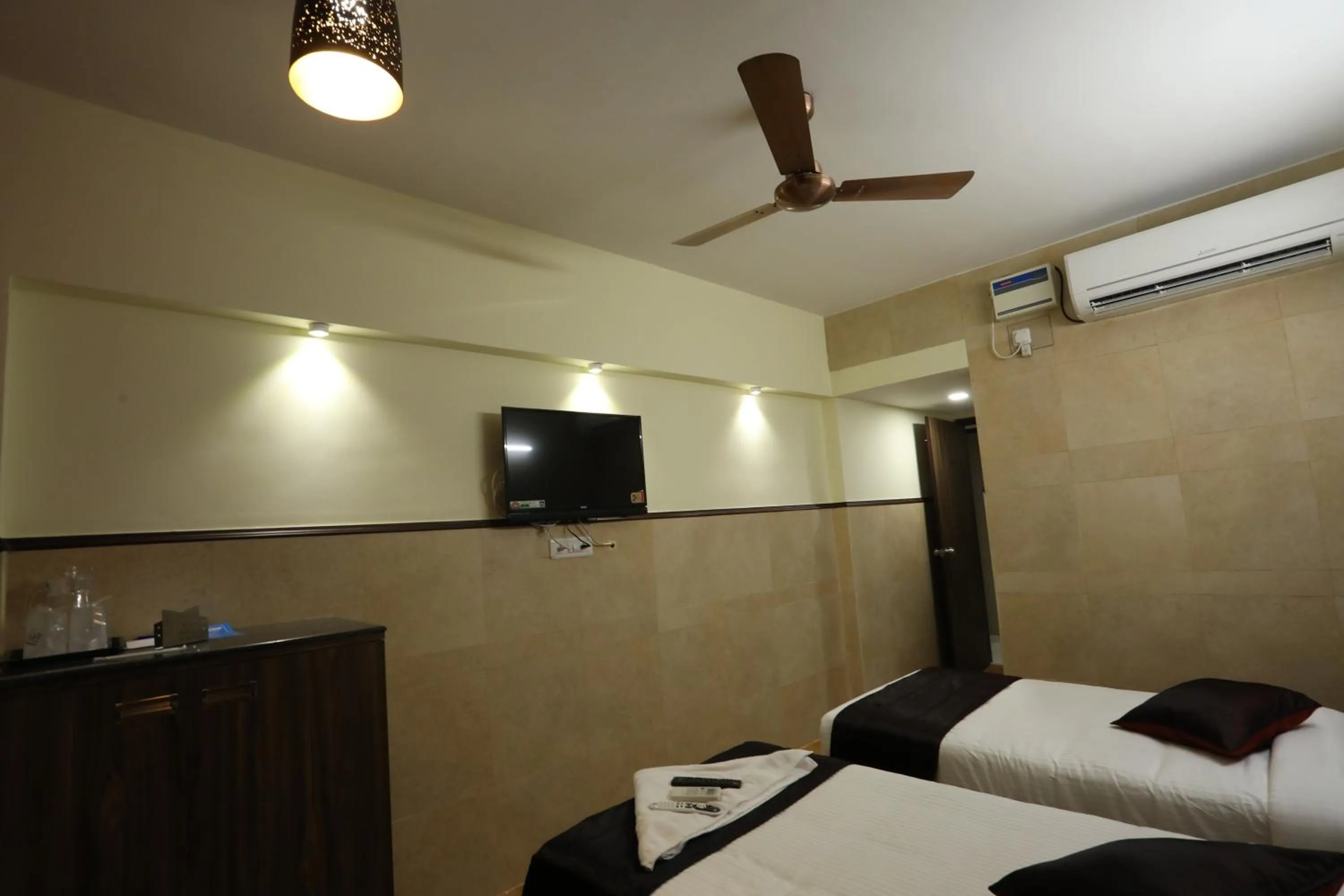 Bed in Season 4 Residences - Nungambakkam Near US consulate, Apollo Hospital, Shankar Nethralaya