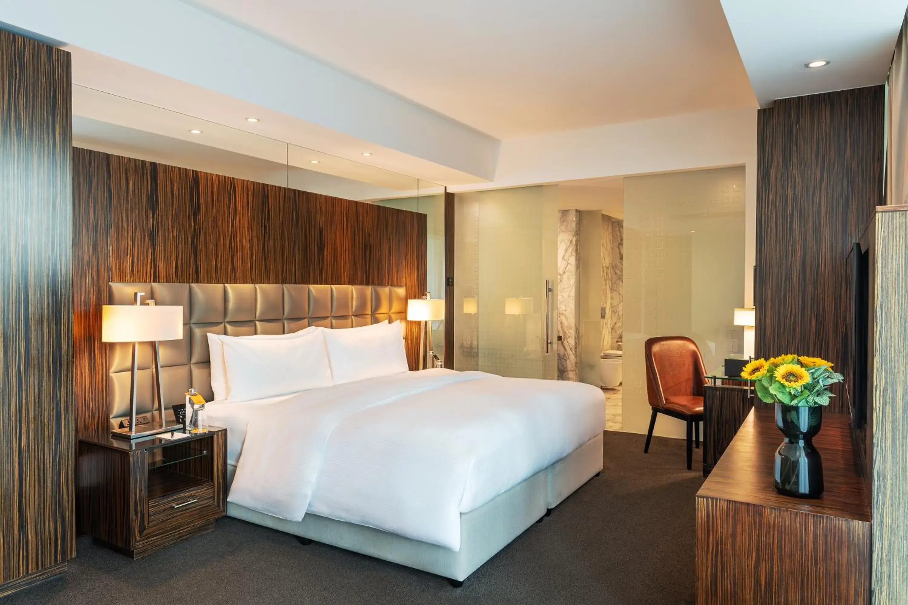 Deluxe Corner King Room - Non-Smoking - Includes daily access to Riva Beach Club with free shuttle service in voco - Bonnington Dubai by IHG Deluxe Corner King Room - Non-Smoking - Includes daily access to Riva Beach Club with free shuttle service in voco - Bonnington Dubai by IHG