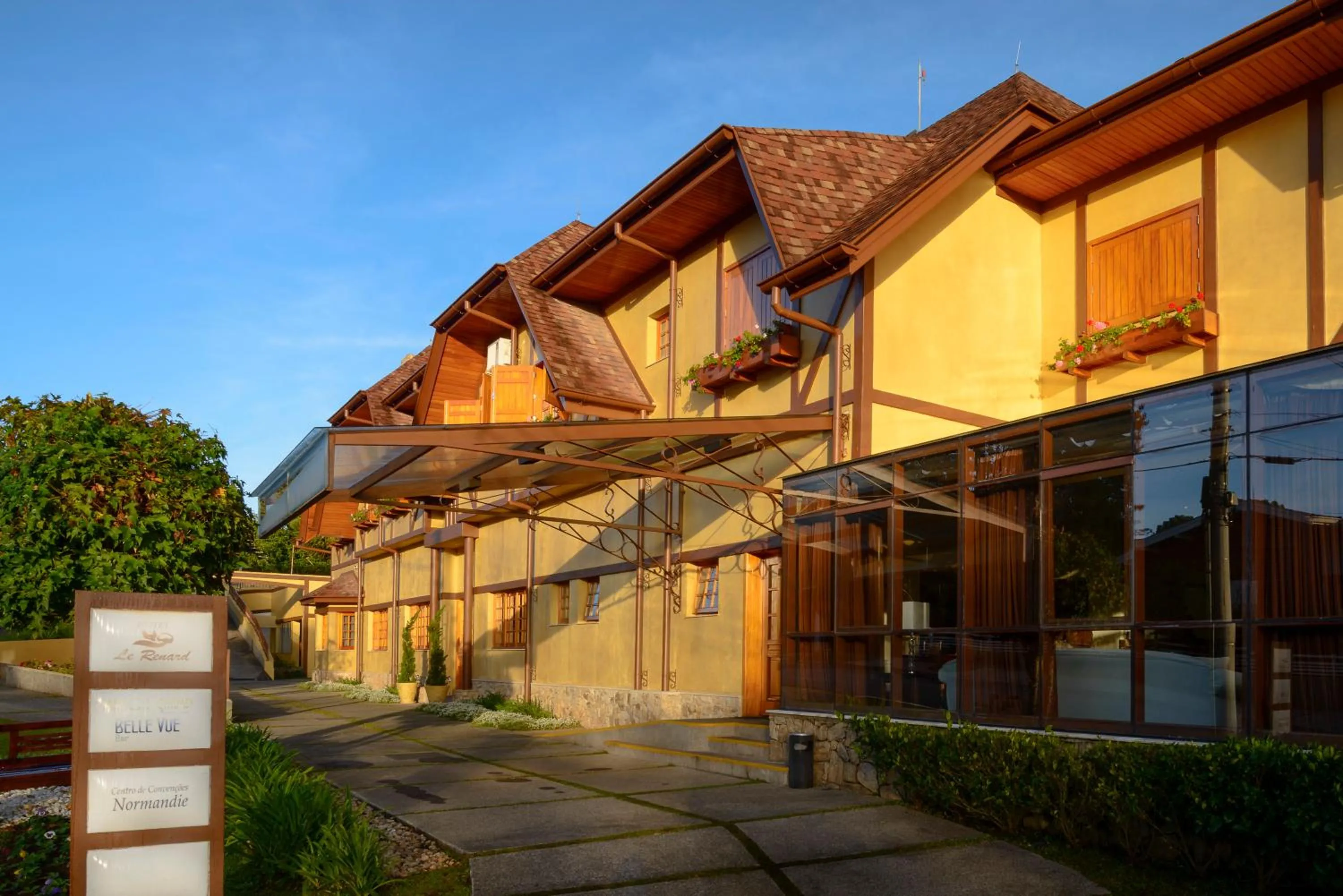 Facade/entrance in Hotel Le Renard - Campos do Jordao