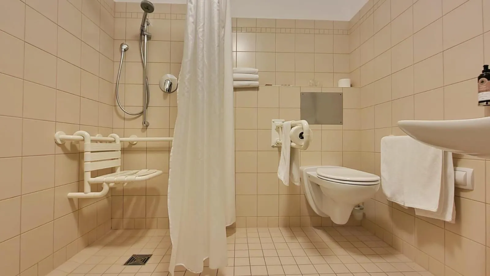 Shower in Stacja Nowa Gdynia Bed & Breakfast Aquapark