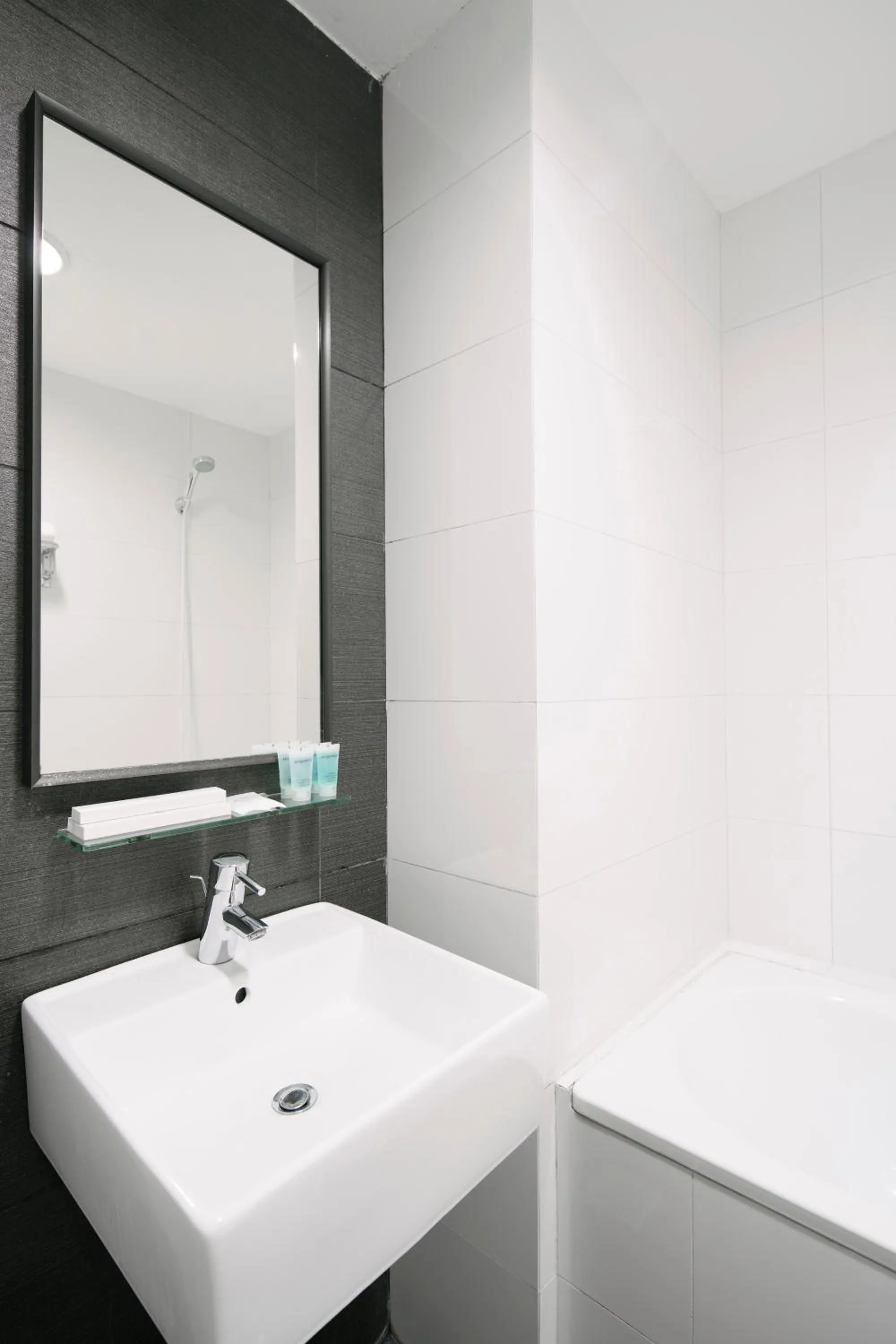 Shower in Value Hotel Balestier