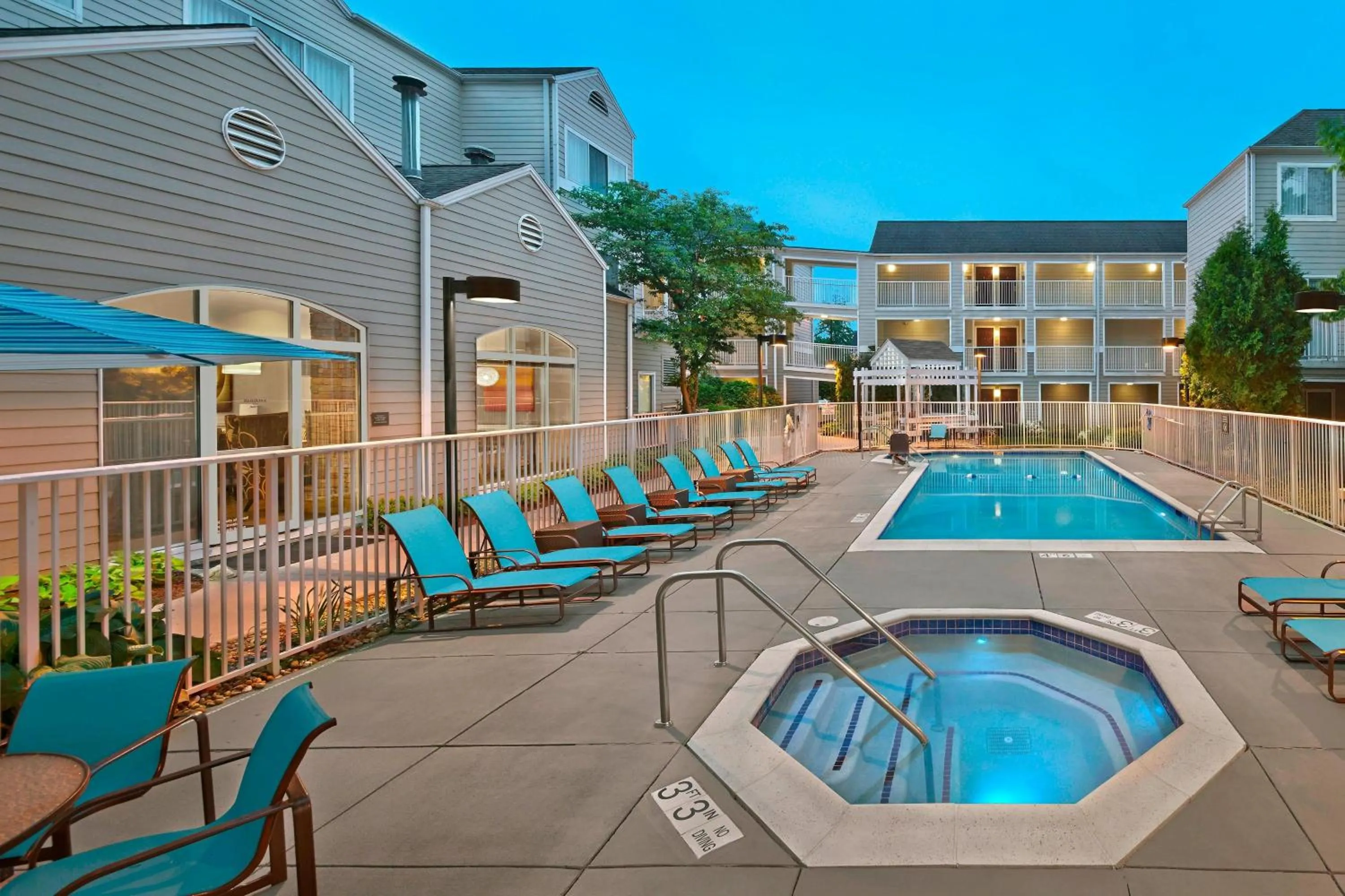 Swimming pool in Residence Inn Boston Tewksbury/Andover
