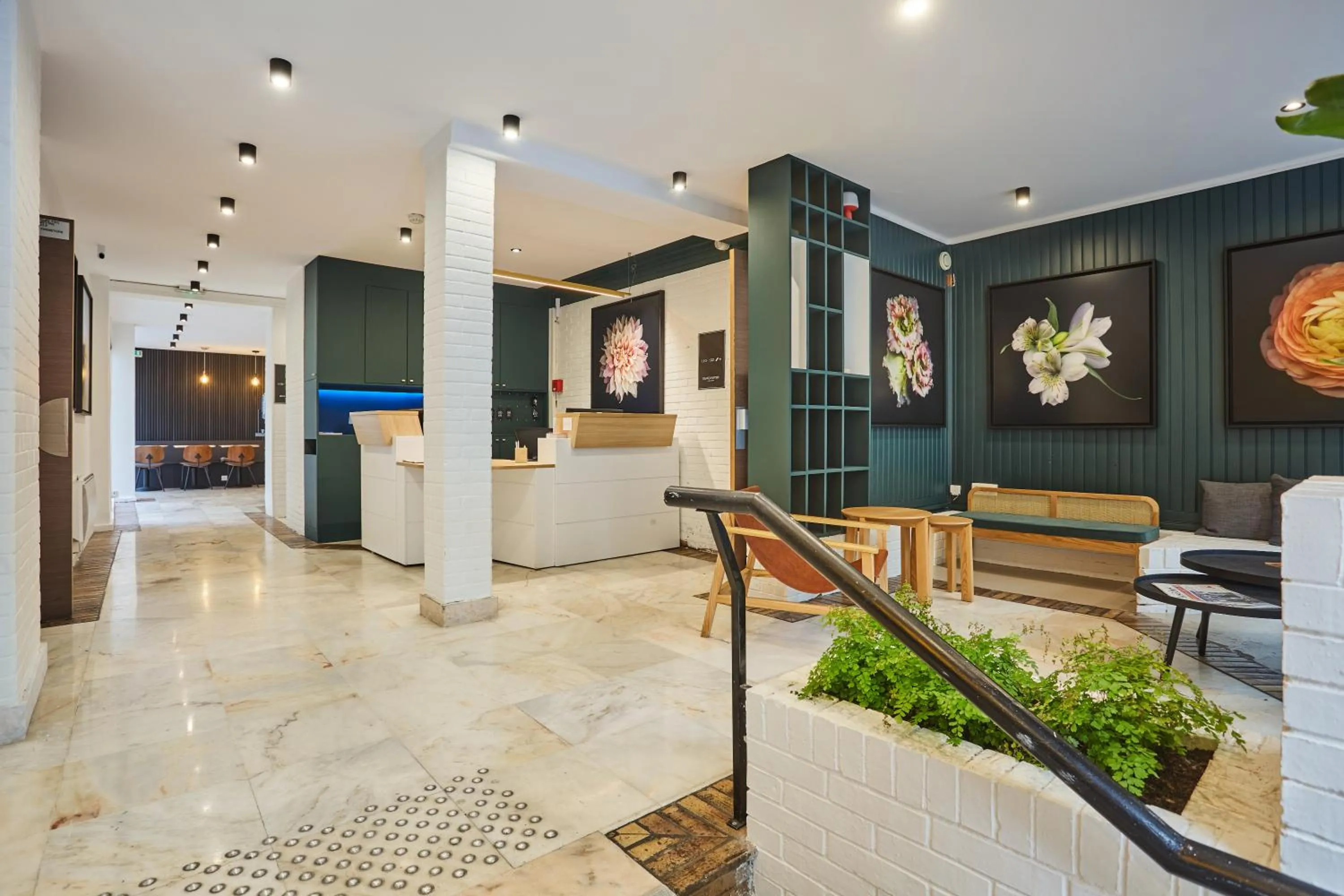 Lobby or reception in Hôtel Beauquartier Montmartre