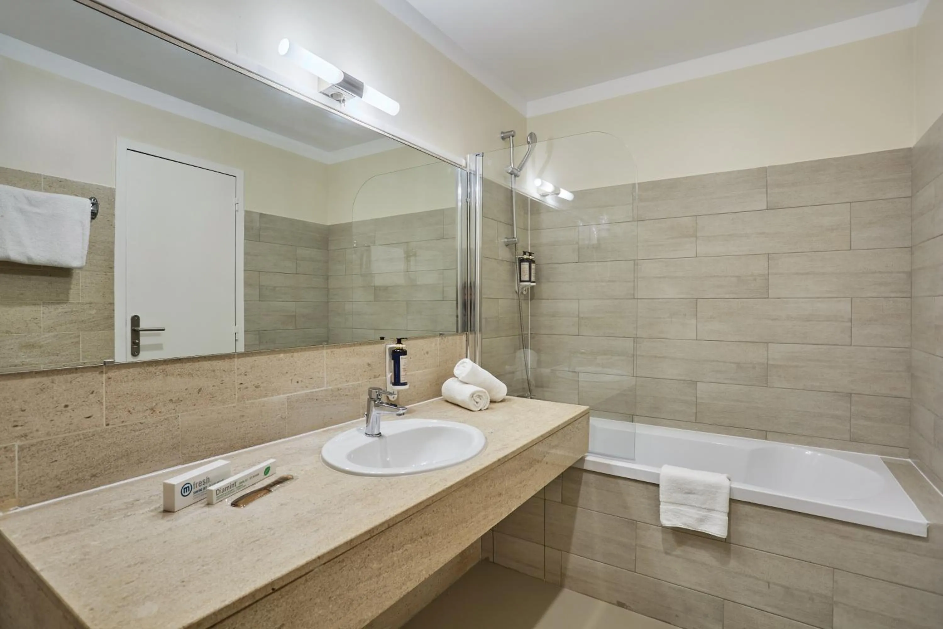 Bathroom in Hôtel Beauquartier Montmartre