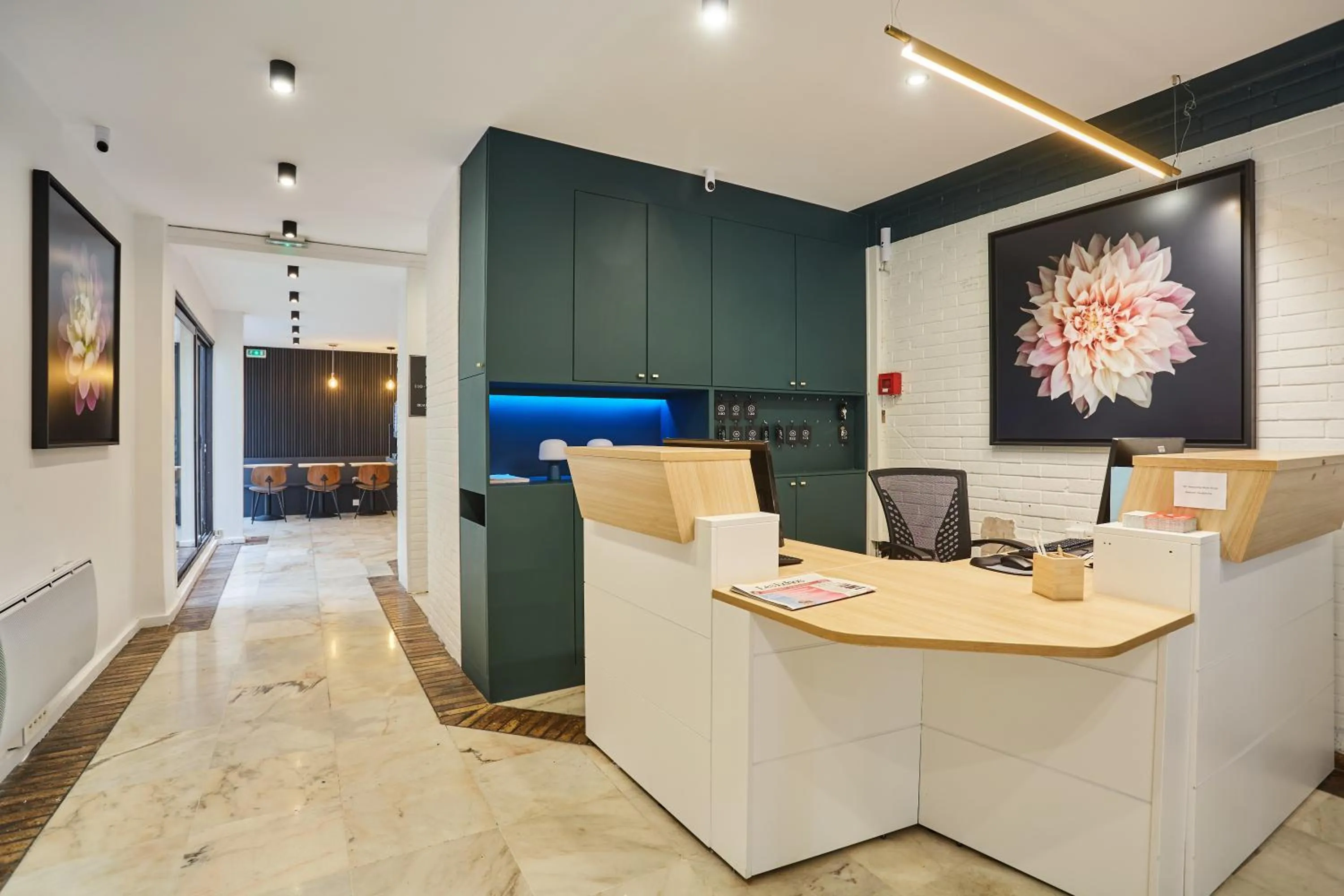 Lobby or reception in Hôtel Beauquartier Montmartre