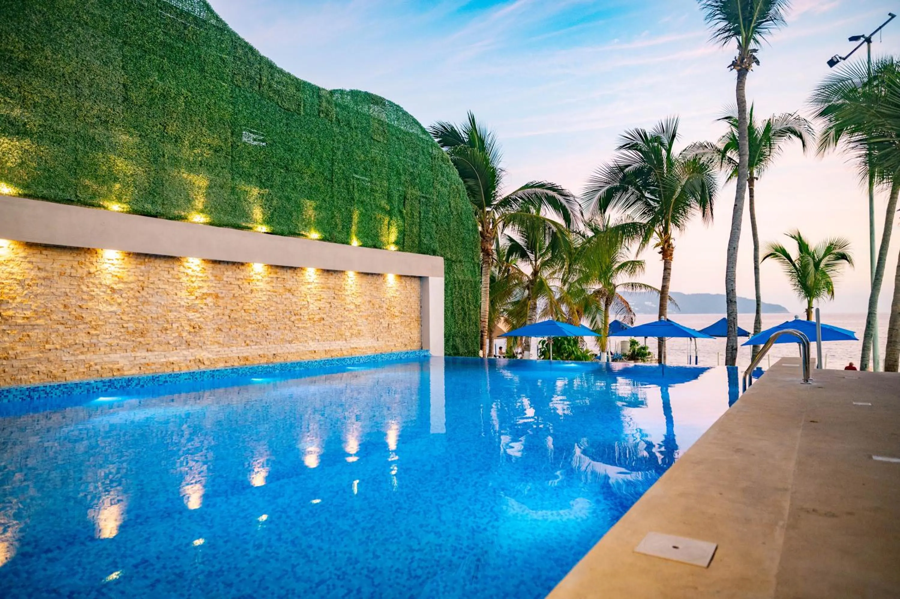 Swimming pool in Ritz Acapulco All Inclusive