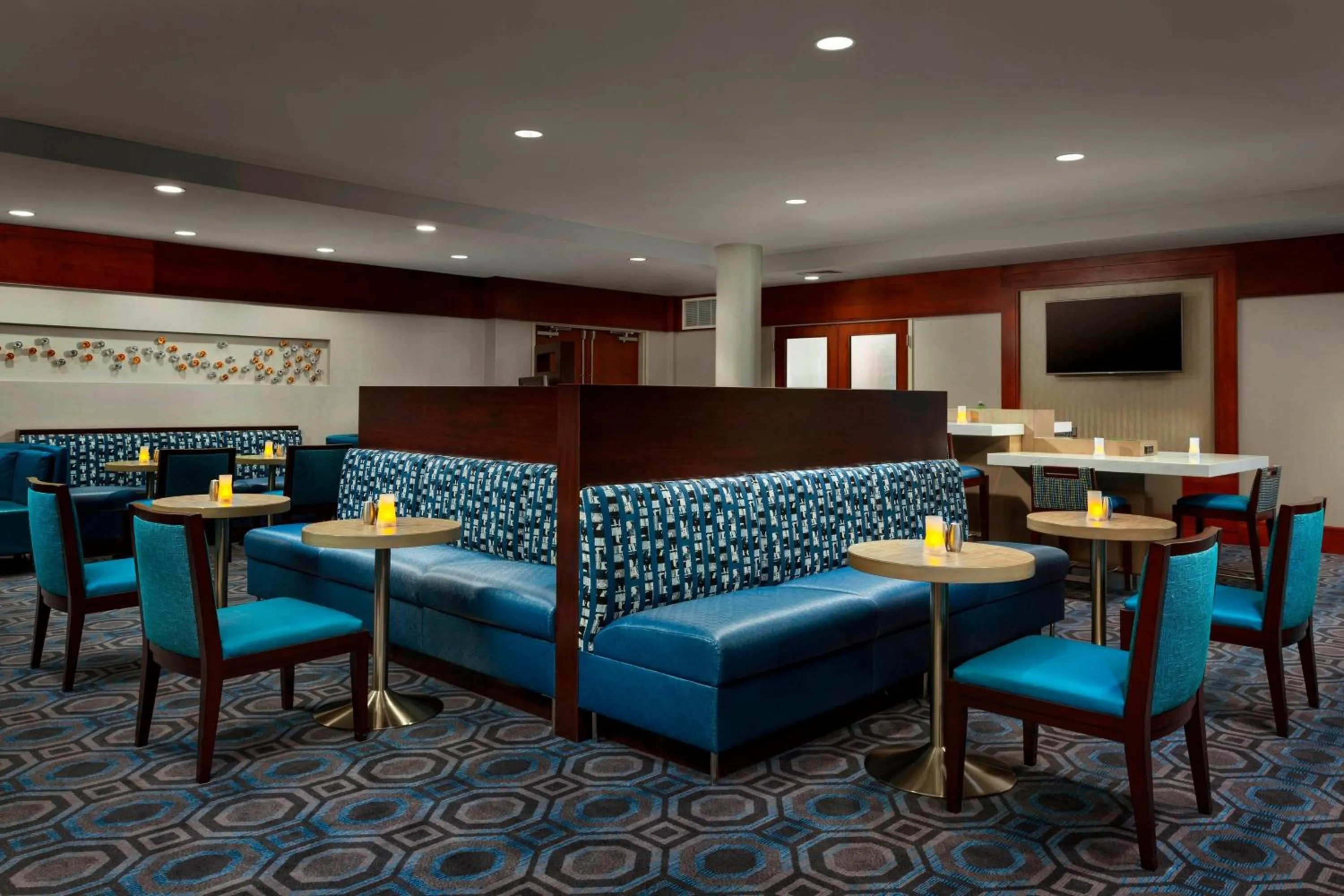 Lounge or bar in Courtyard by Marriott Boston Cambridge