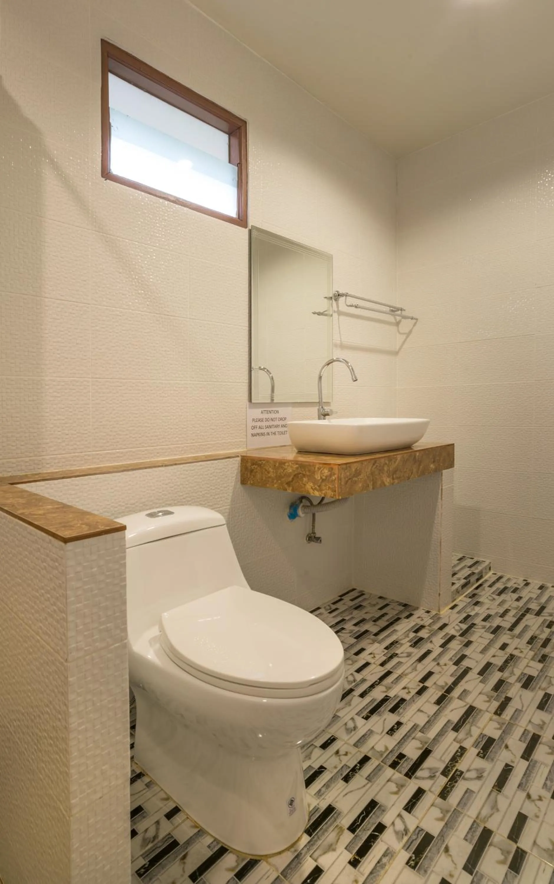 Toilet in Pinthong Aonang Villa