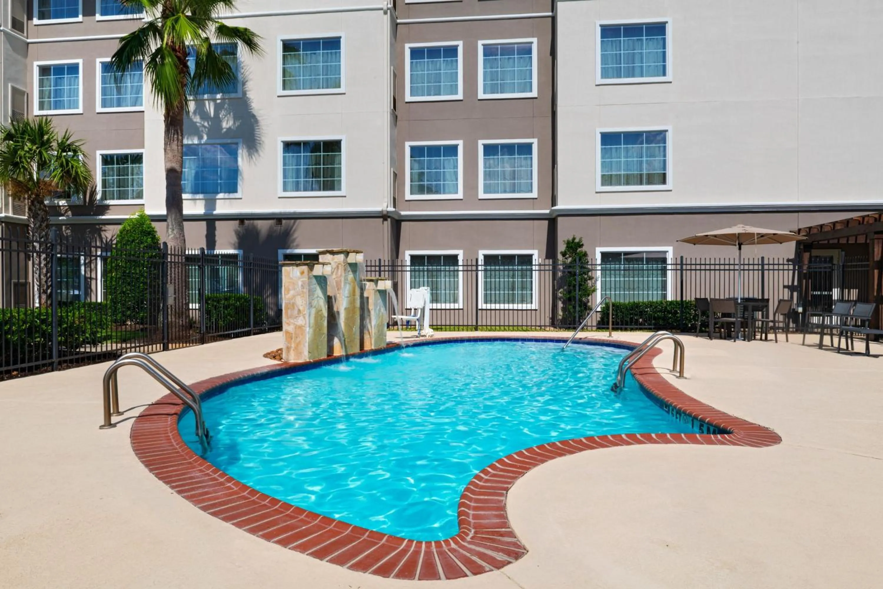 Swimming pool in Residence Inn Beaumont