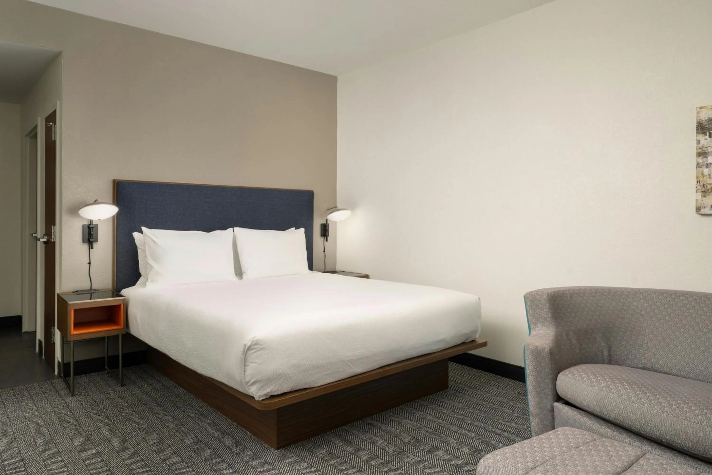 Photo of the whole room, Bed in Courtyard Brunswick