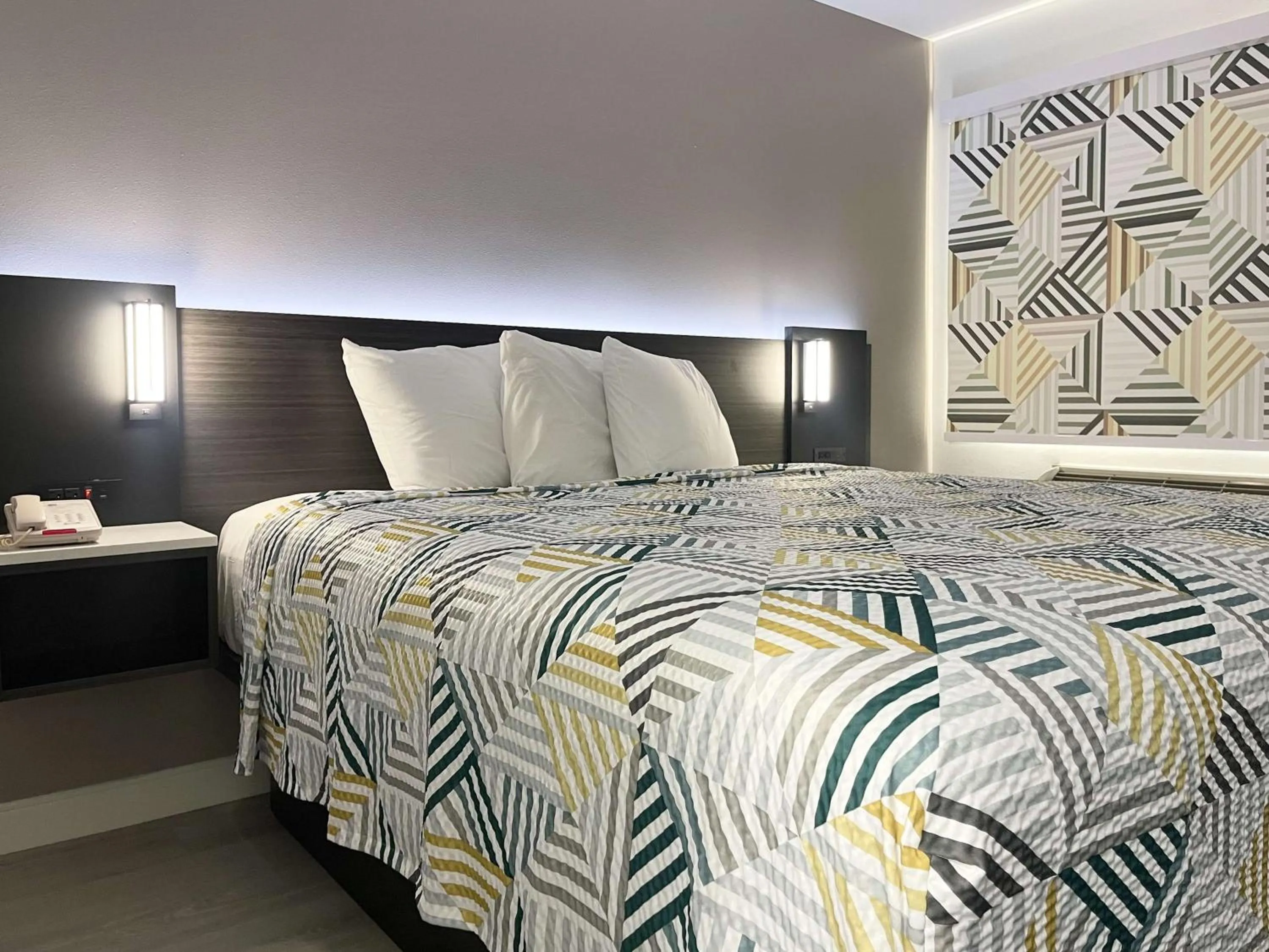 Bedroom, Bed in Motel 6-Morro Bay, CA