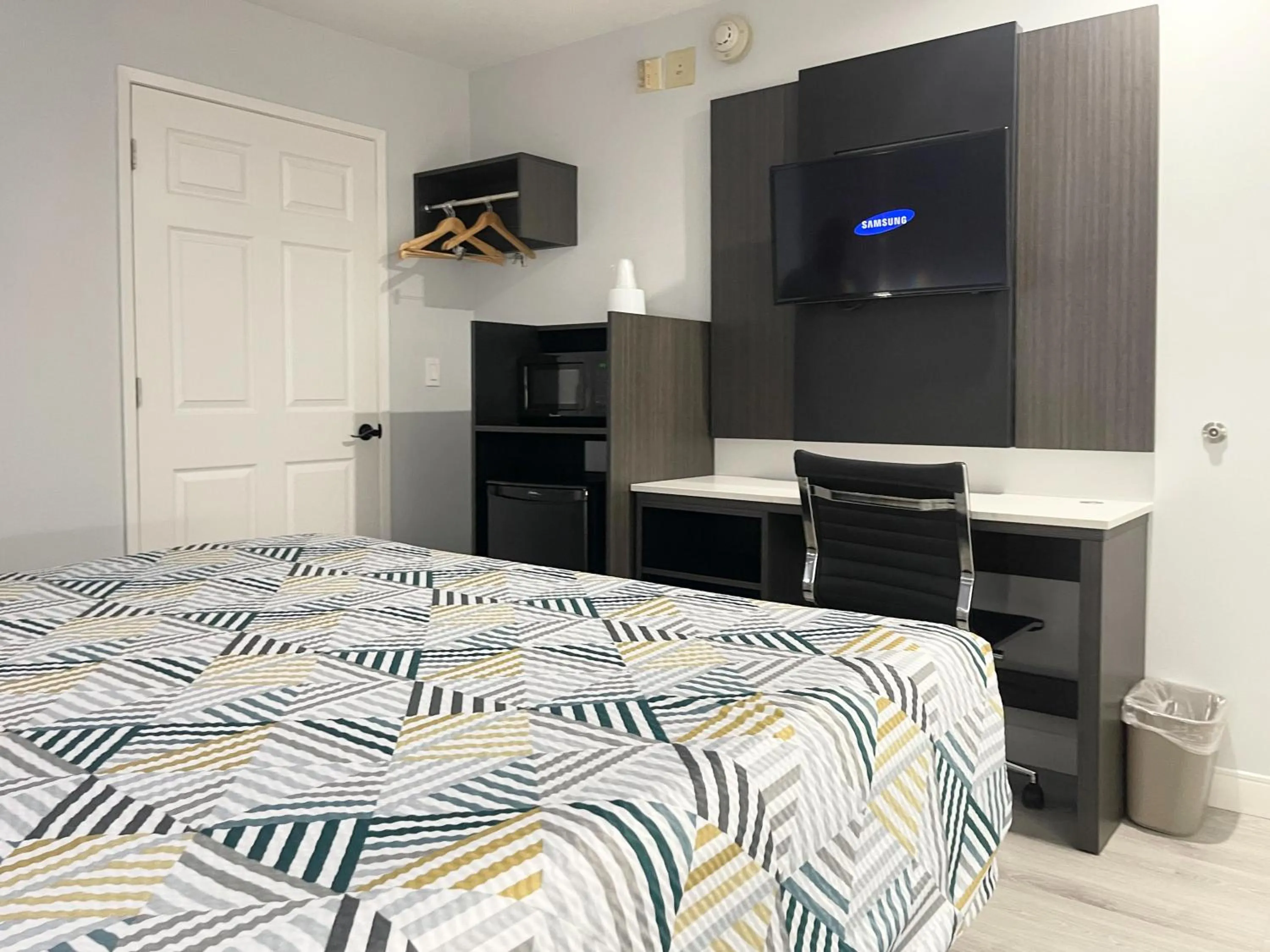 Bedroom, Bed in Motel 6-Morro Bay, CA