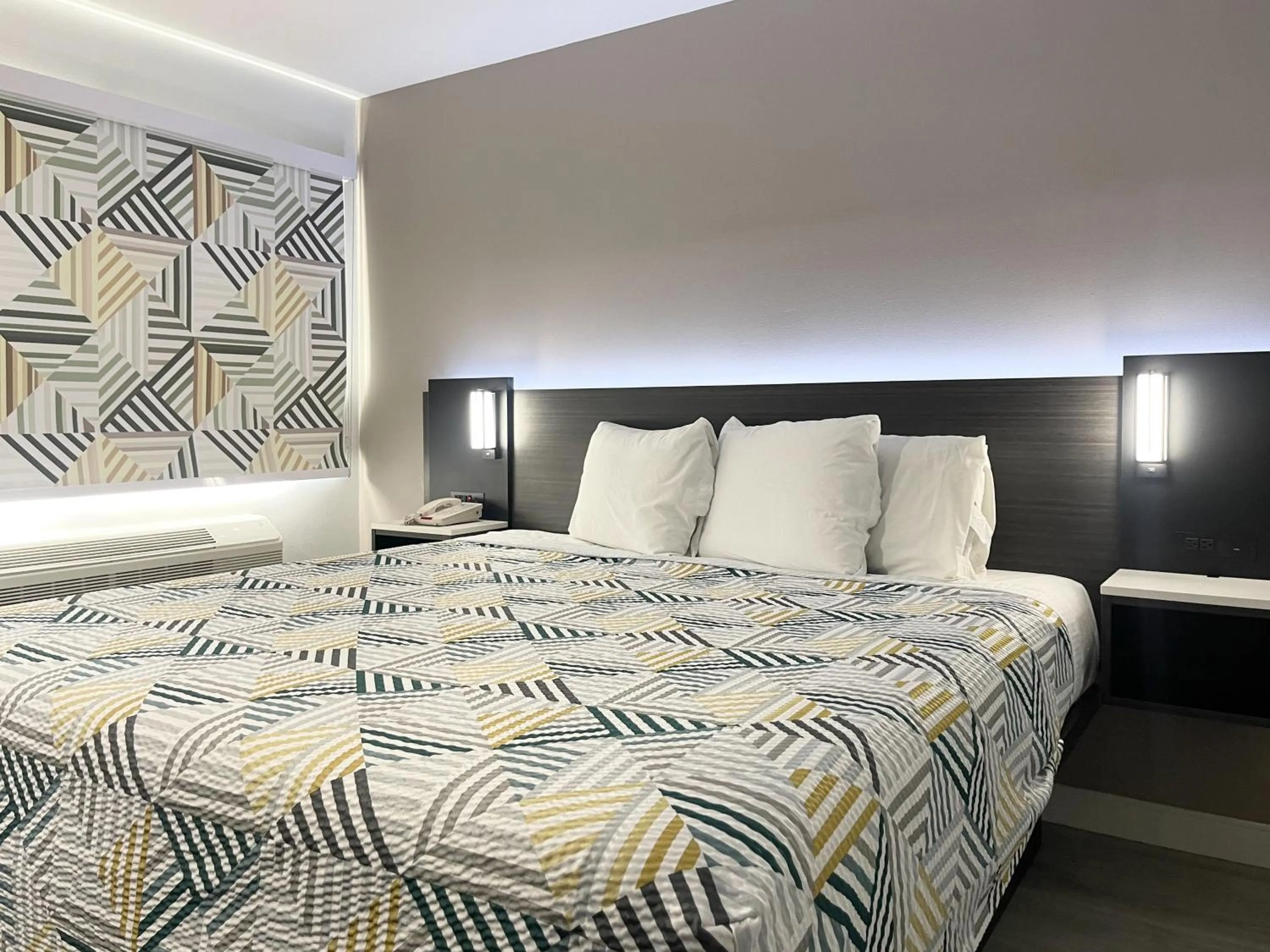 Bedroom, Bed in Motel 6-Morro Bay, CA