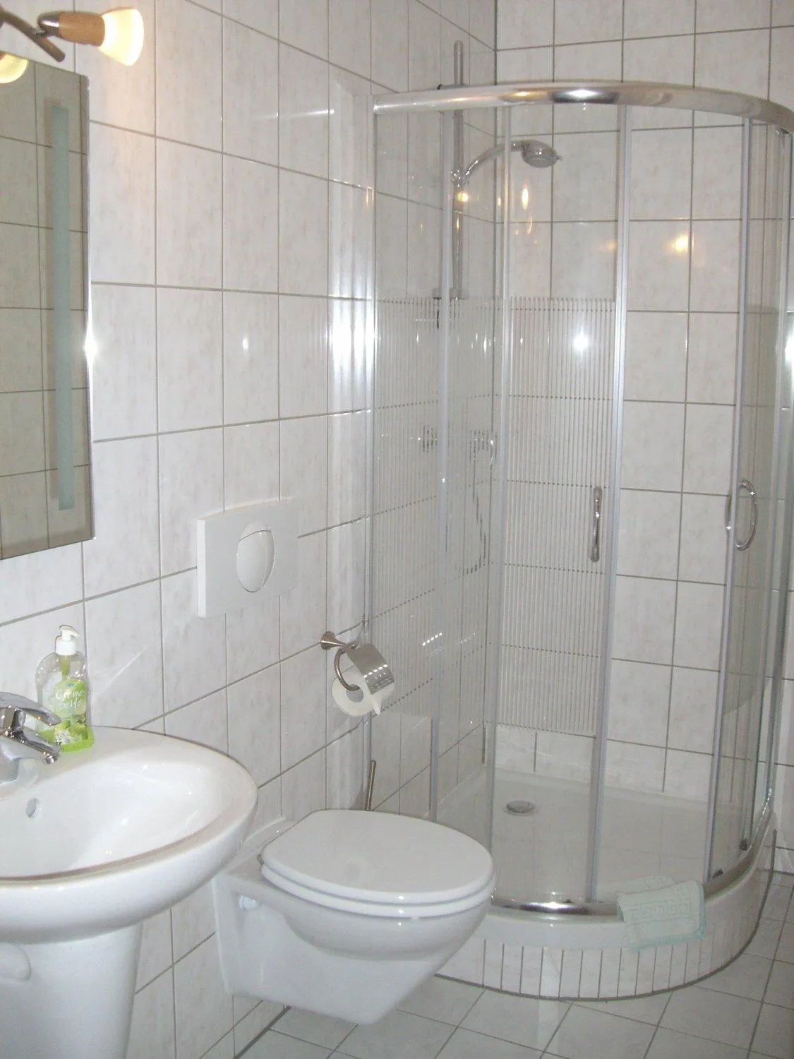 Shower in City-Hotel-Wolgast