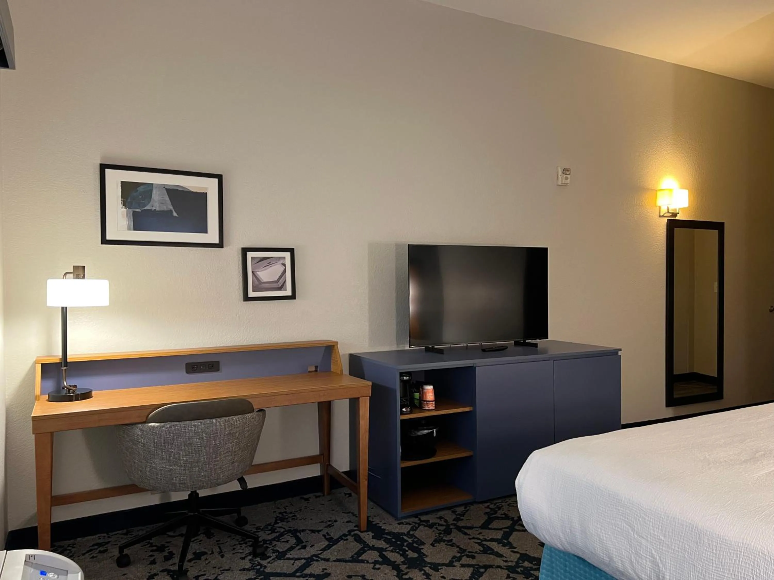 Photo of the whole room, Bed in Country Inn & Suites by Radisson, LSU - Medical Corridor