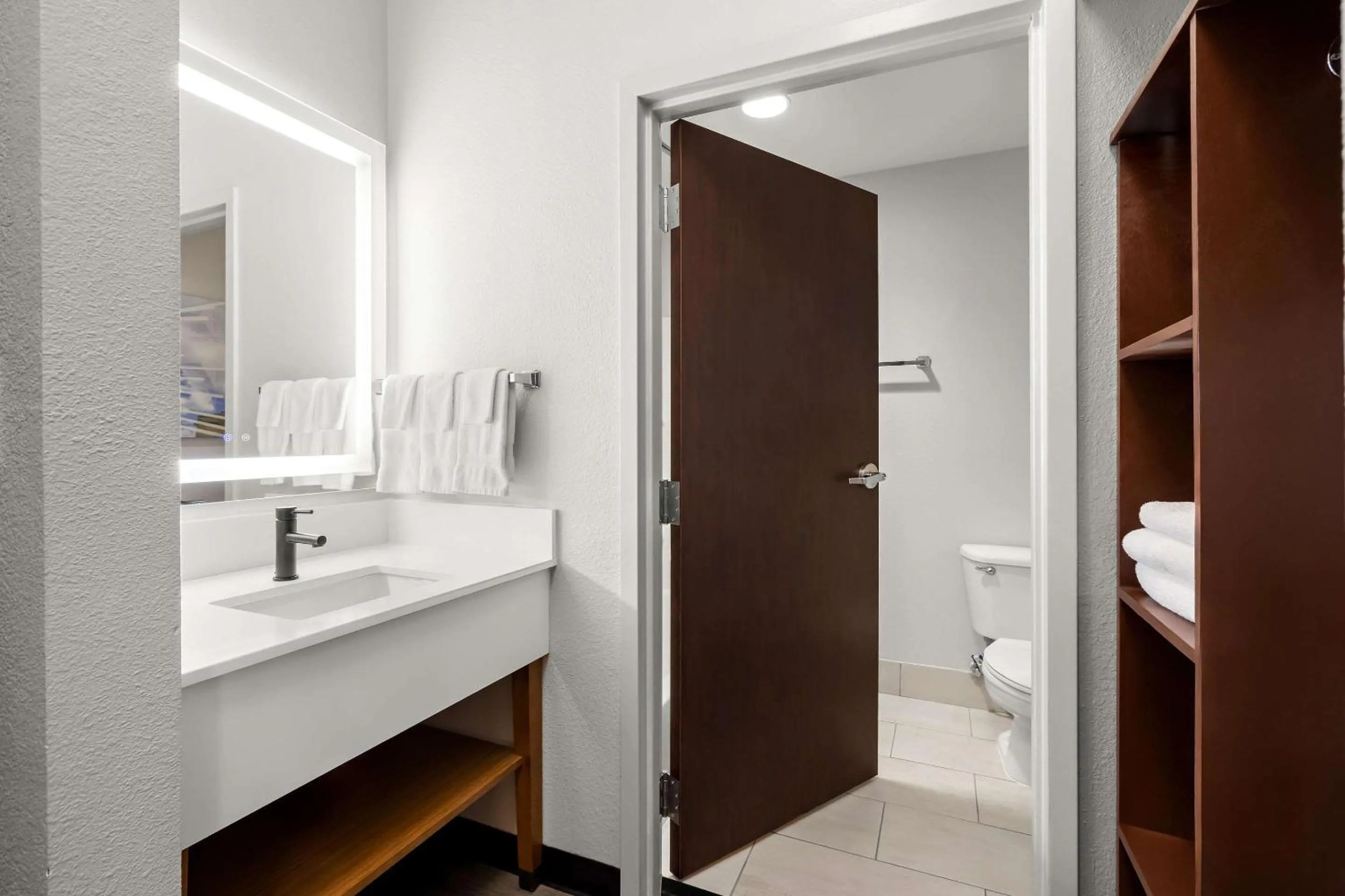 Bedroom in Country Inn & Suites by Radisson, LSU - Medical Corridor