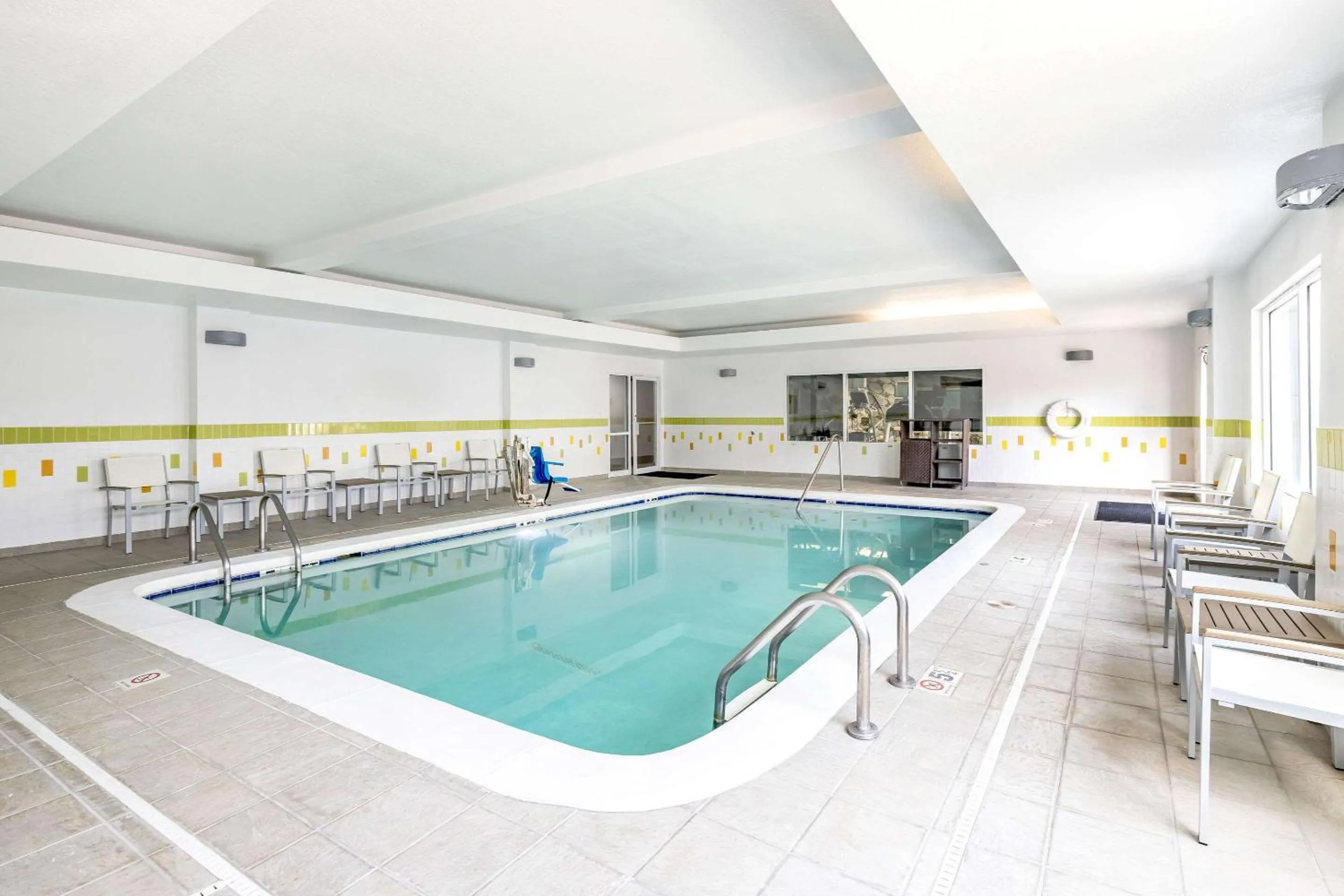 Swimming pool in Country Inn & Suites by Radisson, LSU - Medical Corridor