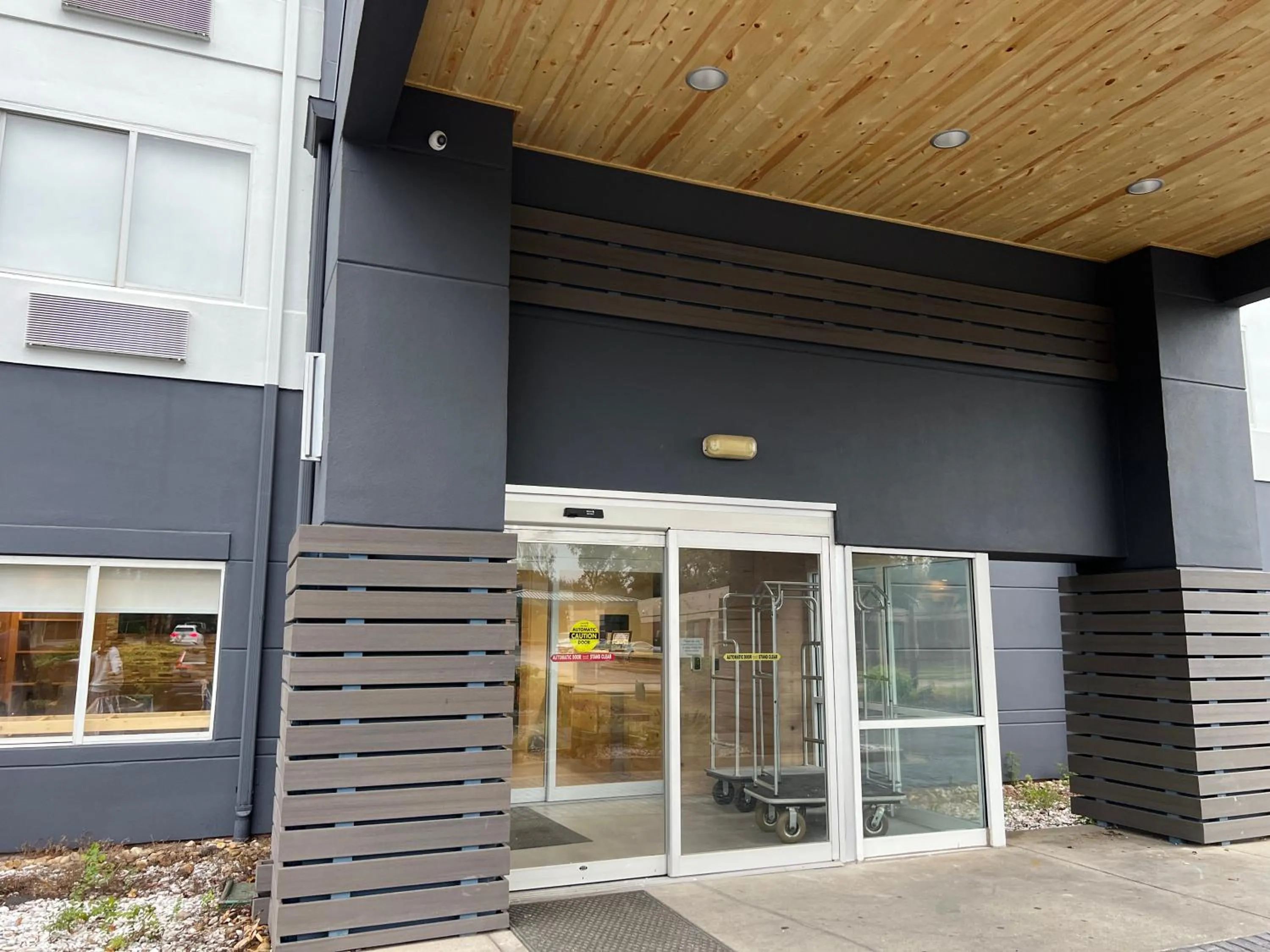 Facade/entrance in Country Inn & Suites by Radisson, LSU - Medical Corridor