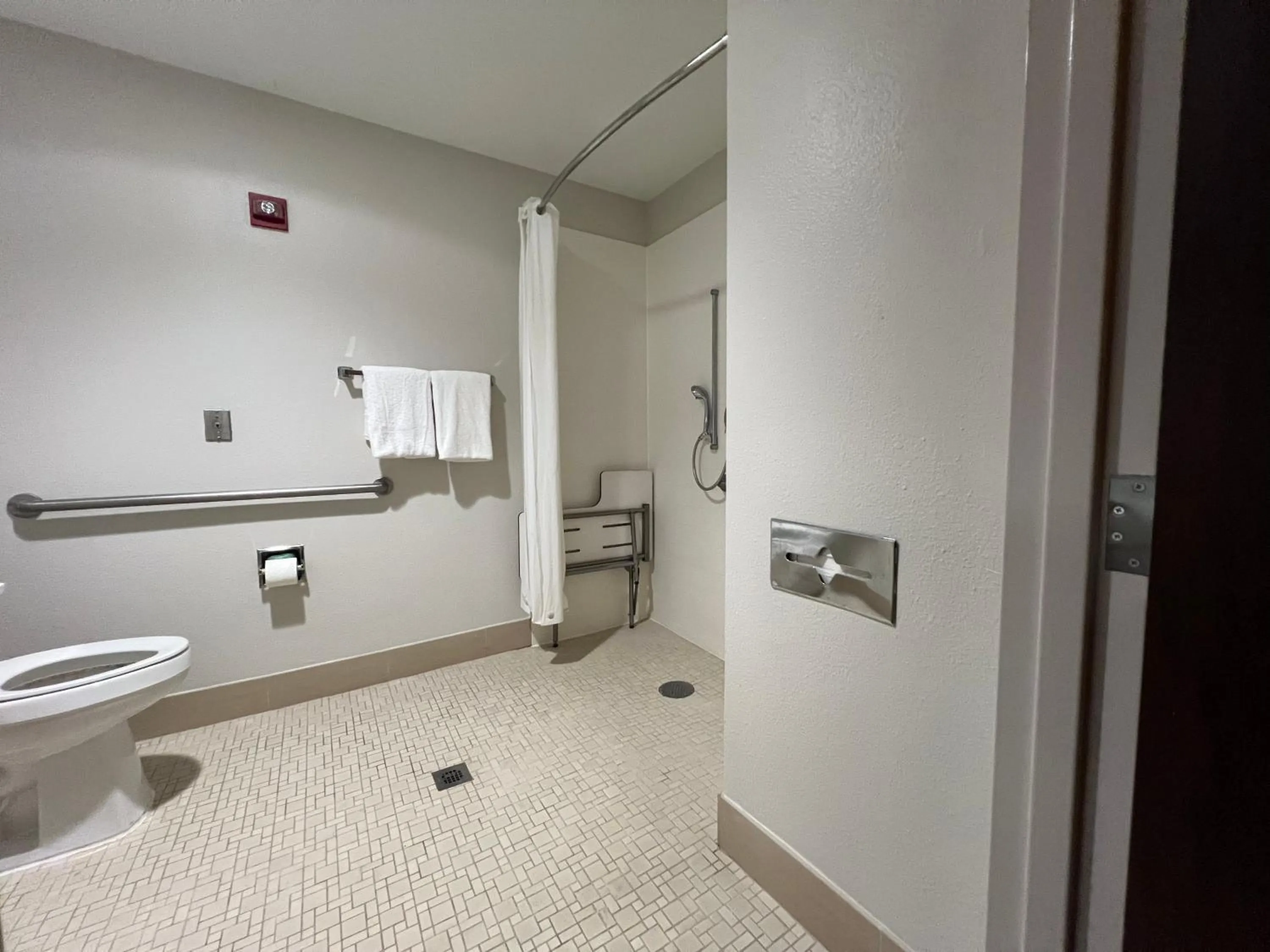 Bathroom in Country Inn & Suites by Radisson, LSU - Medical Corridor