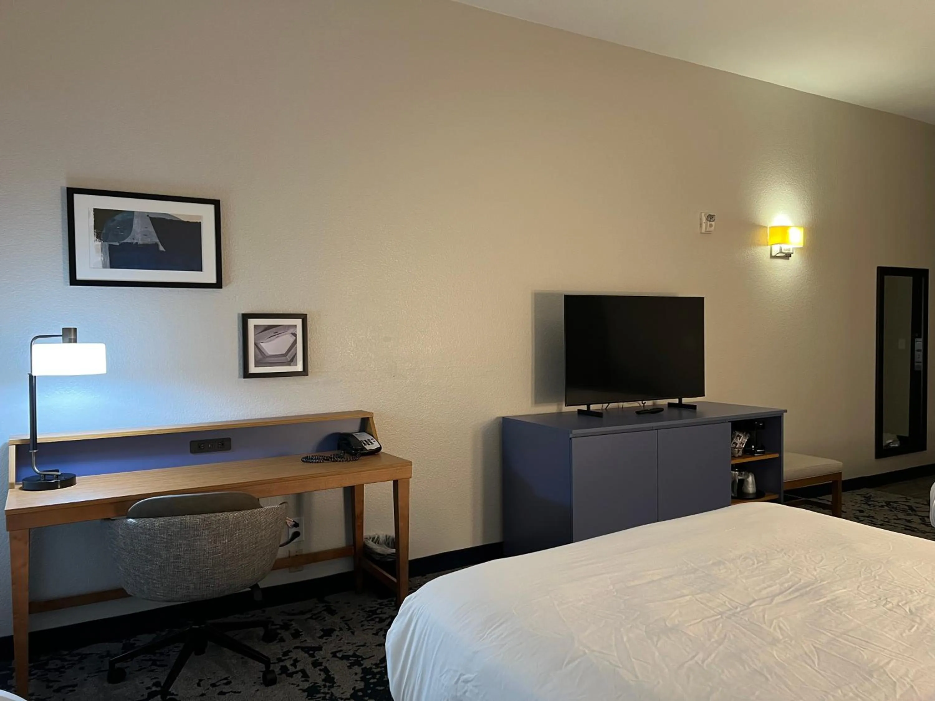 Photo of the whole room, Bed in Country Inn & Suites by Radisson, LSU - Medical Corridor