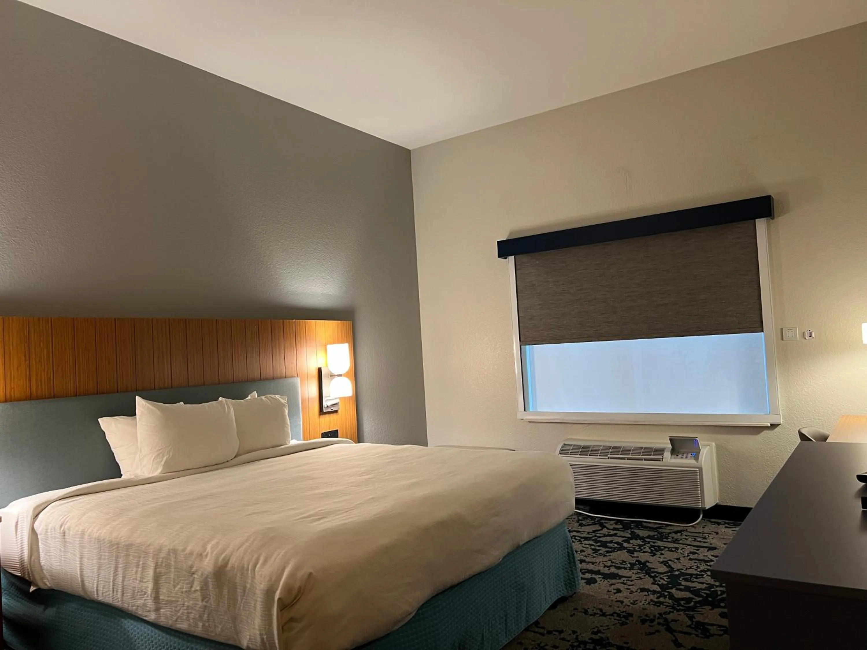 Photo of the whole room, Bed in Country Inn & Suites by Radisson, LSU - Medical Corridor